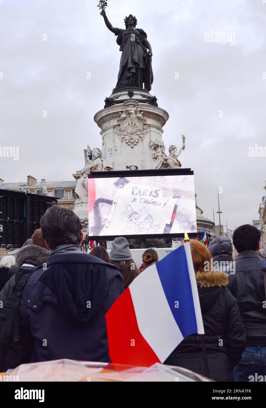 Die Menschen nehmen am 10. Januar 2016 an einer nationalen Hommage an die Opfer von Terroranschlägen in Paris, der Hauptstadt Frankreichs, Teil. Hunderte von Franzosen versammelten sich auf dem Platz der Republik im Osten von Paris, um an einer nationalen Hommage an die 147 Opfer teilzunehmen, die im Januar und November 2015 bei separaten Anschlägen getötet wurden. FRANKREICH-PARIS-TERROROPFER-NATIONALER TRIBUT LixGenxing PUBLICATIONxNOTxINxCHN Prominente nehmen AM 10. Januar 2016 an einer nationalen TRIBUT an die Opfer von Terroranschlägen in der französischen Hauptstadt Paris Teil Hunderte von französischen Prominenten versammelten sich AUF dem Platz der Republik im Osten von Paris, um an einem National teilzunehmen Stockfoto