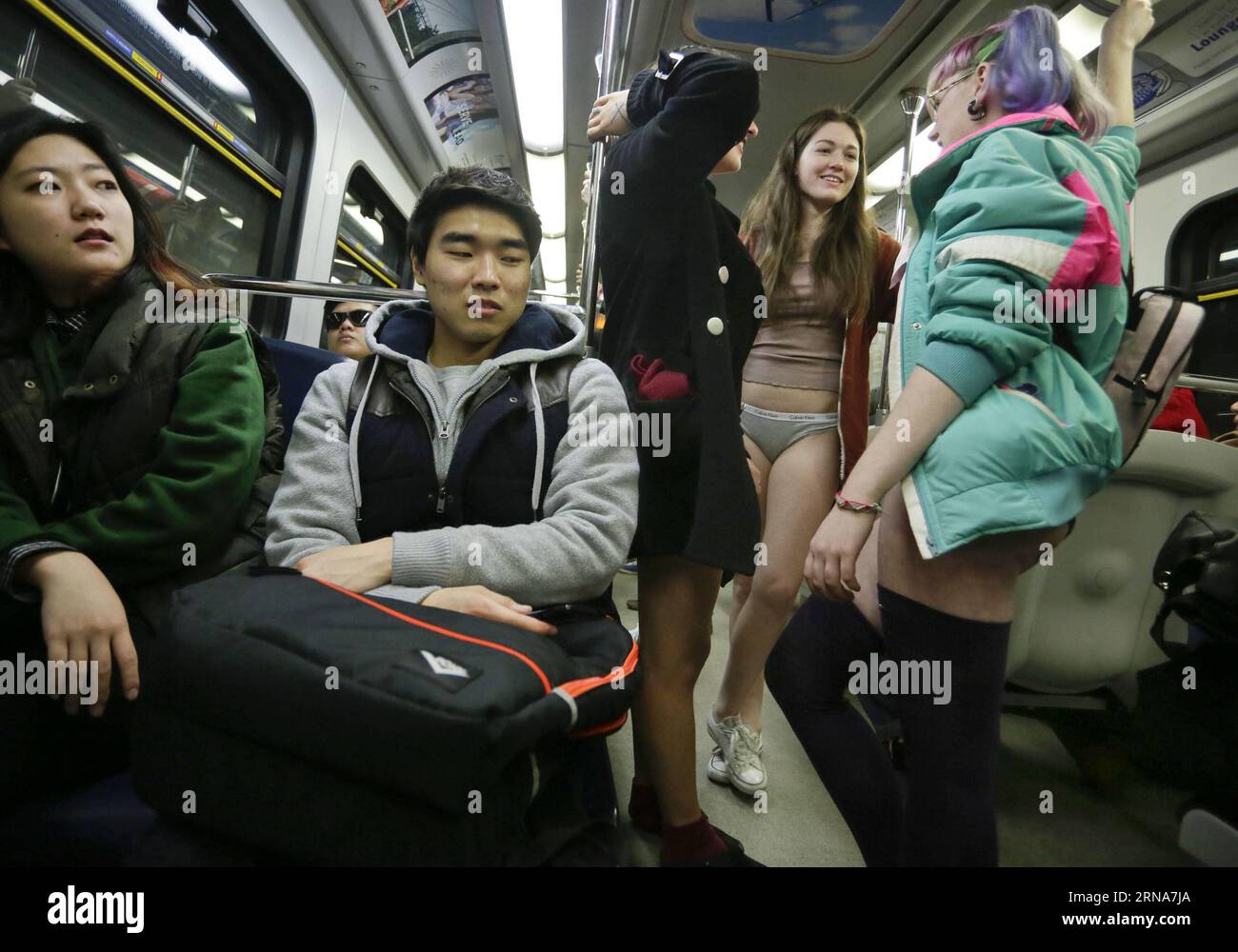 (160111) -- VANCOUVER, 10. Januar 2016 -- Menschen nehmen am No Pants Subway Ride Event in Vancouver, Kanada, 10. Januar 2016 Teil. ) KANADA-VANCOUVER-NO PANTS U-BAHN-FAHRT Liangxsen PUBLICATIONxNOTxINxCHN 160111 Vancouver 10. Januar 2016 Prominente nehmen an der No Pants U-BAHN-Fahrt in Vancouver Teil Kanada 10. Januar 2016 Kanada Vancouver No Pants U-BAHN-Fahrt LiangxSen PUBLICATIONxNOTxINxCHN Stockfoto