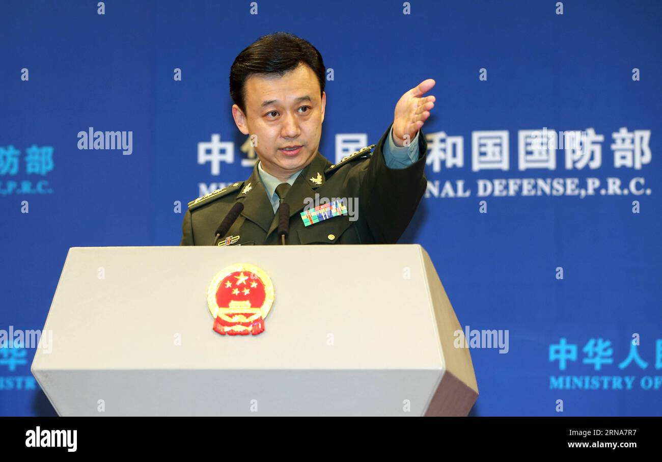 (160111) -- PEKING, 11. Januar 2016 -- Wu Qian, Sprecher des Ministeriums für nationale Verteidigung, beantwortet Fragen zur Umbildung der Zentralen Militärkommission (CMC) auf einer Pressekonferenz in Peking, Hauptstadt Chinas, 11. Januar 2016. China hat seine vier militärischen Hauptquartiere - Personal, Politik, Logistik und Rüstungsgüter - in 15 neue Agenturen unter der Zentralen Militärkommission umorganisiert. ) (dhf) CHINA-PEKING-MILITÄR HQ-RESHUFFLE-PRESS CONFERENCE (CN) YinxGang PUBLICATIONxNOTxINxCHN 160111 Peking 11. Januar 2016 Wu Qian Sprecher des Ministeriums für nationale Verteidigung Antworten Fragen über die zentrale Militar Stockfoto