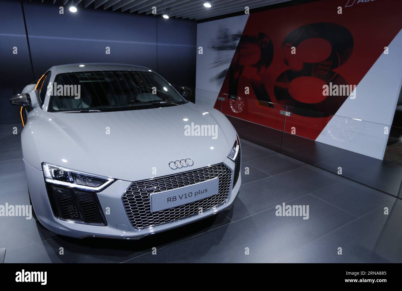 (160112) -- BRÜSSEL, 12. Januar 2016 -- Foto aufgenommen am 12. Januar 2016 zeigt einen Audi R8 V10 plus während des Medientages der 94. European Motor Show in Brüssel, der Hauptstadt Belgiens. ) BELGIEN-BRÜSSEL-MOTOR-SHOW YexPingfan PUBLICATIONxNOTxINxCHN 160112 Brüssel 12. Januar 2016 Foto aufgenommen AM 12. Januar 2016 Shows für Audi R8 V10 Plus während des Medientages der 94. Europäischen Motorenausstellung in Brüssel Hauptstadt Belgiens Brüssel Motorenausstellung YexPingfan PUBLICATIONxNOTxINxCHN Stockfoto