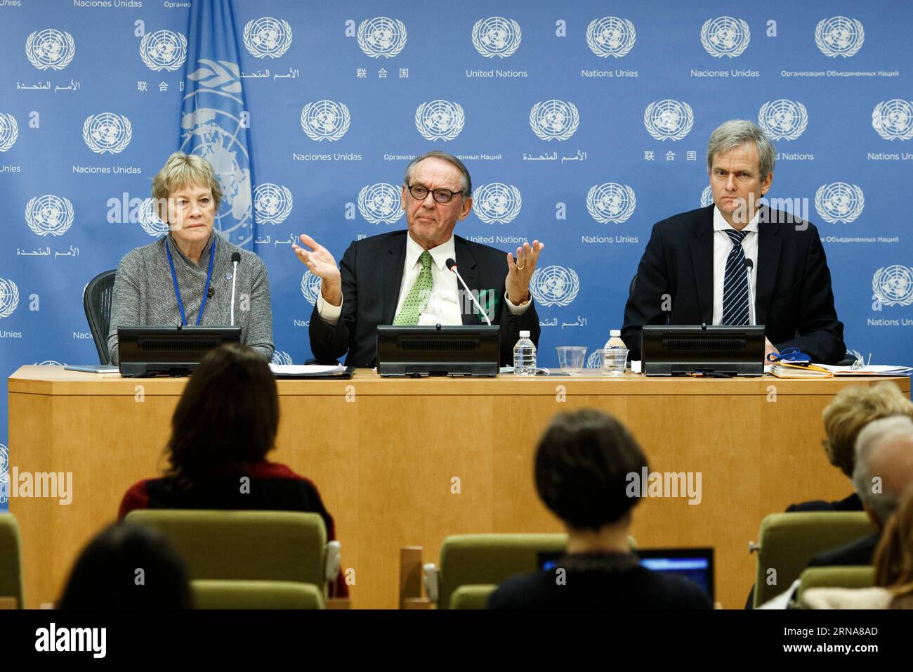 (160112) -- NEW YORK, 12. Januar 2016 -- Jan Eliasson (C), stellvertretender Generalsekretär der Vereinten Nationen, Karen AbuZayd (L), Sonderberater auf dem Gipfeltreffen zur Bekämpfung großer Flüchtlingsbewegungen und Migranten, und Bela Hovy, Leiterin der Abteilung Migration in der Abteilung Bevölkerung der Abteilung für wirtschaftliche und soziale Angelegenheiten der Vereinten Nationen, Teilnahme an einer Pressekonferenz über den Fahrplan des Generalsekretärs für die große Bewegung von Migranten und Flüchtlingen und die Einleitung der Überarbeitung des internationalen Migrationsbestands 2015 am 12. Januar 2016 im Hauptquartier der Vereinten Nationen in New York. Mit 70 Millionen mehr Menschen, die 2015 in Übersee leben als in den USA Stockfoto