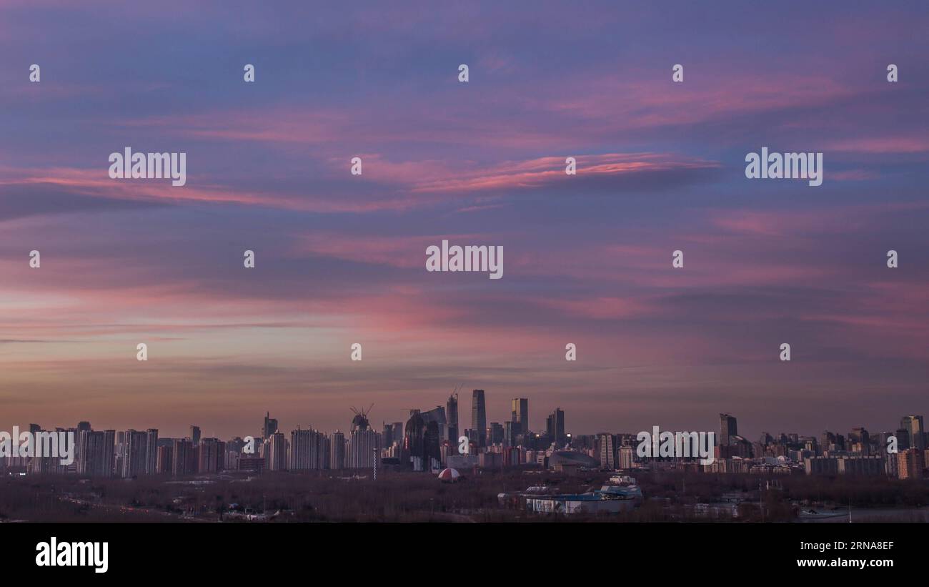 (160113) -- PEKING, 13. Januar 2016 --Foto aufgenommen am 13. Januar 2016 zeigt den Sonnenaufgang in Peking, der Hauptstadt Chinas. ) (Zwx) CHINA-BEIJING-SUNRISE(CN) LixJianbo PUBLICATIONxNOTxINxCHN 160113 Peking 13. Januar 2016 Foto aufgenommen AM 13. Januar 2016 zeigt den Sonnenaufgang in Peking Hauptstadt von China zwx China Beijing Sunrise CN LixJianbo PUBLICATIONxNOTxINxCHN Stockfoto