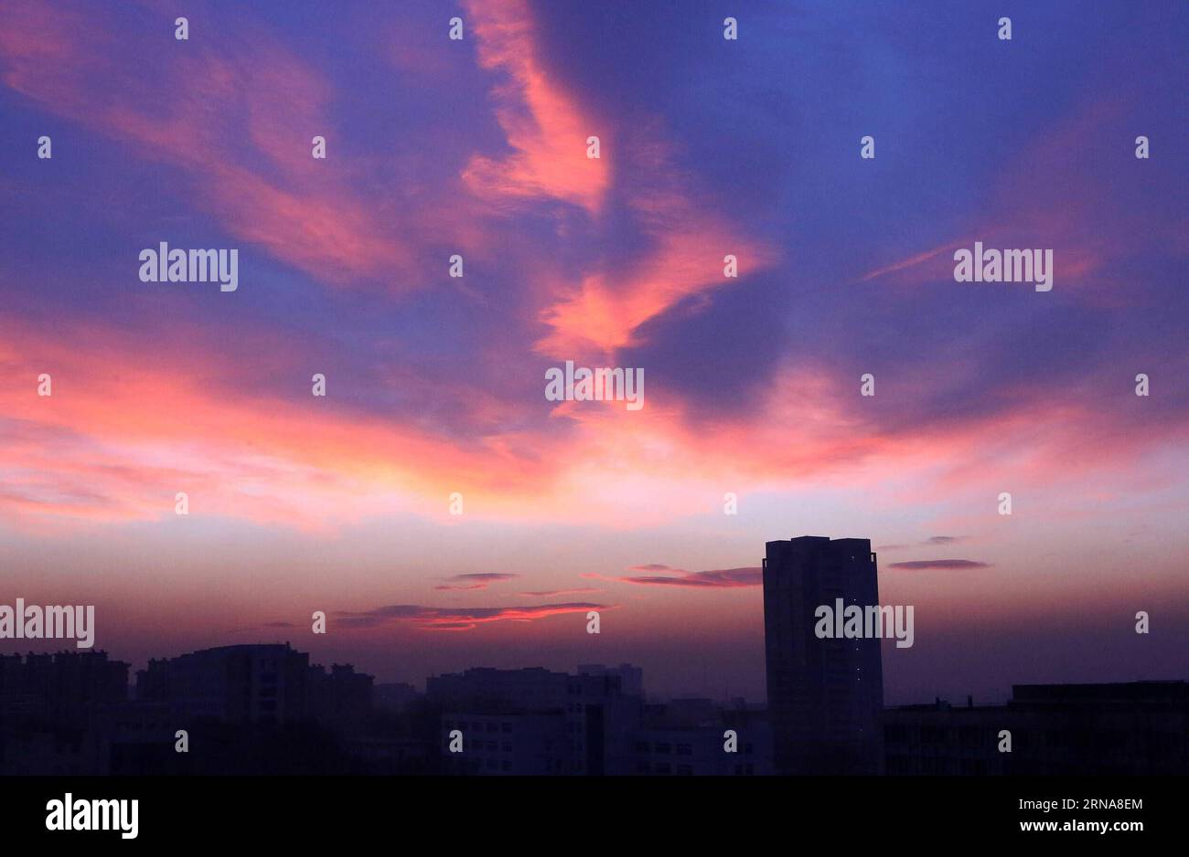 (160113) -- PEKING, 13. Januar 2016 --Foto aufgenommen am 13. Januar 2016 zeigt den Sonnenaufgang in Peking, der Hauptstadt Chinas. ) (Zwx) CHINA-BEIJING-SUNRISE(CN) FengxXiaodong PUBLICATIONxNOTxINxCHN 160113 Peking 13. Januar 2016 Foto aufgenommen AM 13. Januar 2016 zeigt den Sonnenaufgang in Peking Hauptstadt von China zwx China Beijing Sunrise CN PUBLICATIONxNOTxINxCHN Stockfoto