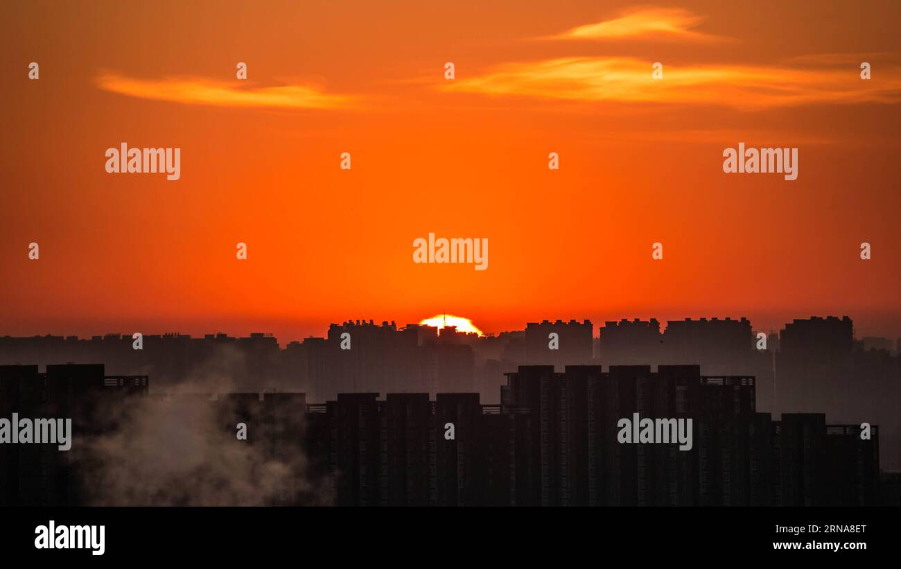 (160113) -- PEKING, 13. Januar 2016 --Foto aufgenommen am 13. Januar 2016 zeigt den Sonnenaufgang in Peking, der Hauptstadt Chinas. ) (Zwx) CHINA-BEIJING-SUNRISE(CN) LixJianbo PUBLICATIONxNOTxINxCHN 160113 Peking 13. Januar 2016 Foto aufgenommen AM 13. Januar 2016 zeigt den Sonnenaufgang in Peking Hauptstadt von China zwx China Beijing Sunrise CN LixJianbo PUBLICATIONxNOTxINxCHN Stockfoto
