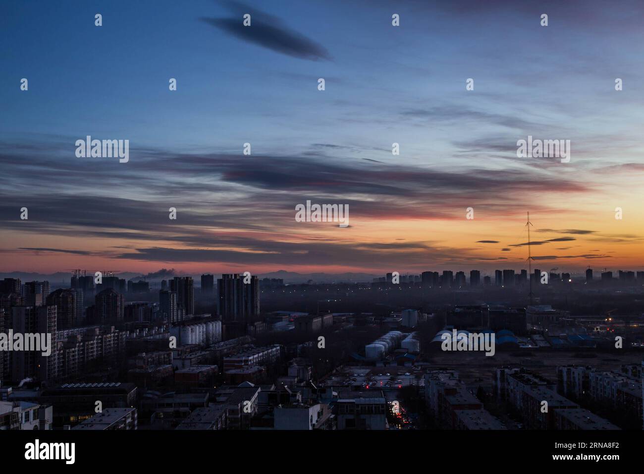 (160113) -- PEKING, 13. Januar 2016 --Foto aufgenommen am 13. Januar 2016 zeigt den Sonnenaufgang in Peking, der Hauptstadt Chinas. ) (Zwx) CHINA-BEIJING-SUNRISE(CN) LixJianbo PUBLICATIONxNOTxINxCHN 160113 Peking 13. Januar 2016 Foto aufgenommen AM 13. Januar 2016 zeigt den Sonnenaufgang in Peking Hauptstadt von China zwx China Beijing Sunrise CN LixJianbo PUBLICATIONxNOTxINxCHN Stockfoto
