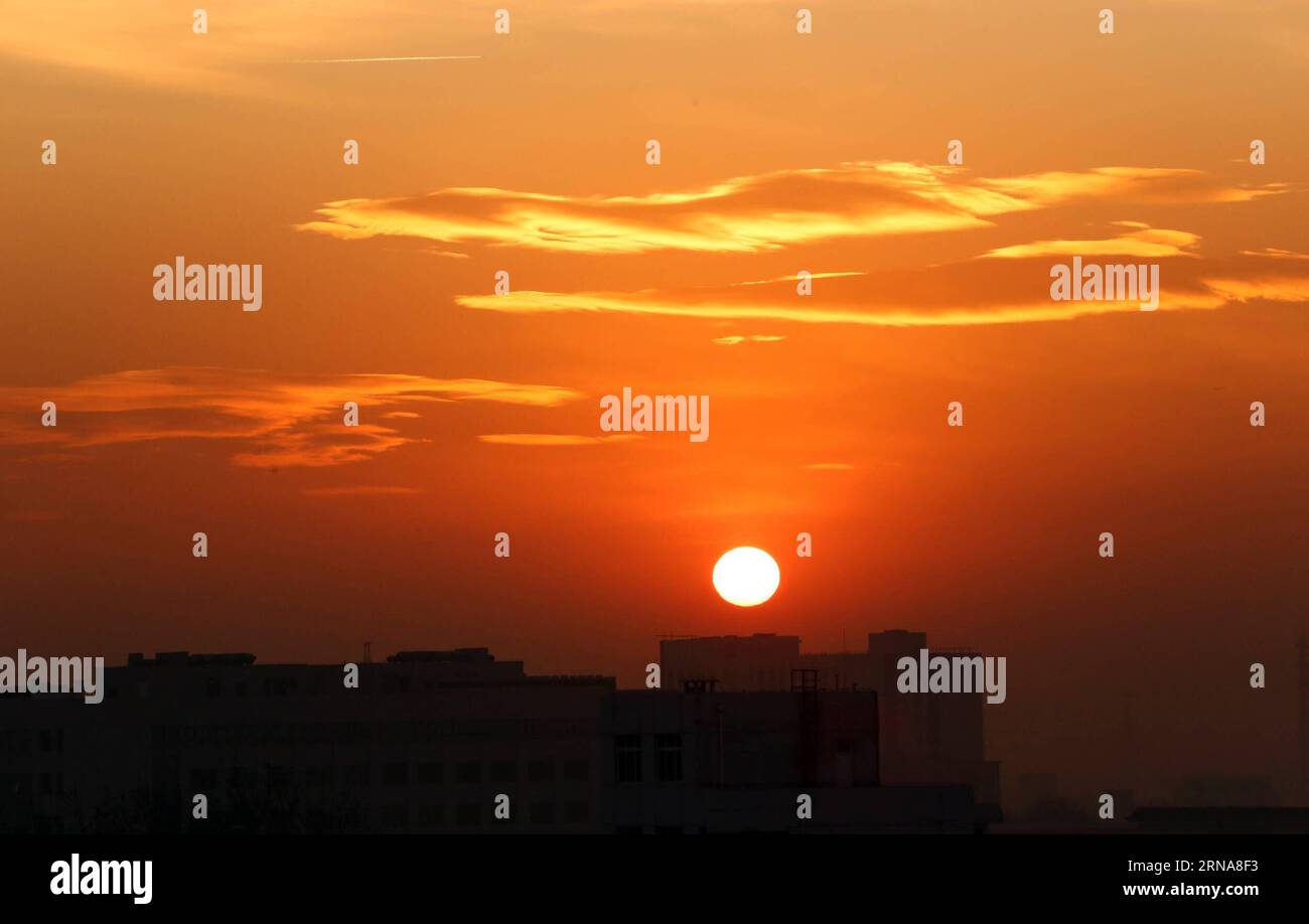 (160113) -- PEKING, 13. Januar 2016 --Foto aufgenommen am 13. Januar 2016 zeigt den Sonnenaufgang in Peking, der Hauptstadt Chinas. ) (Zwx) CHINA-BEIJING-SUNRISE(CN) FengxXiaodong PUBLICATIONxNOTxINxCHN 160113 Peking 13. Januar 2016 Foto aufgenommen AM 13. Januar 2016 zeigt den Sonnenaufgang in Peking Hauptstadt von China zwx China Beijing Sunrise CN PUBLICATIONxNOTxINxCHN Stockfoto