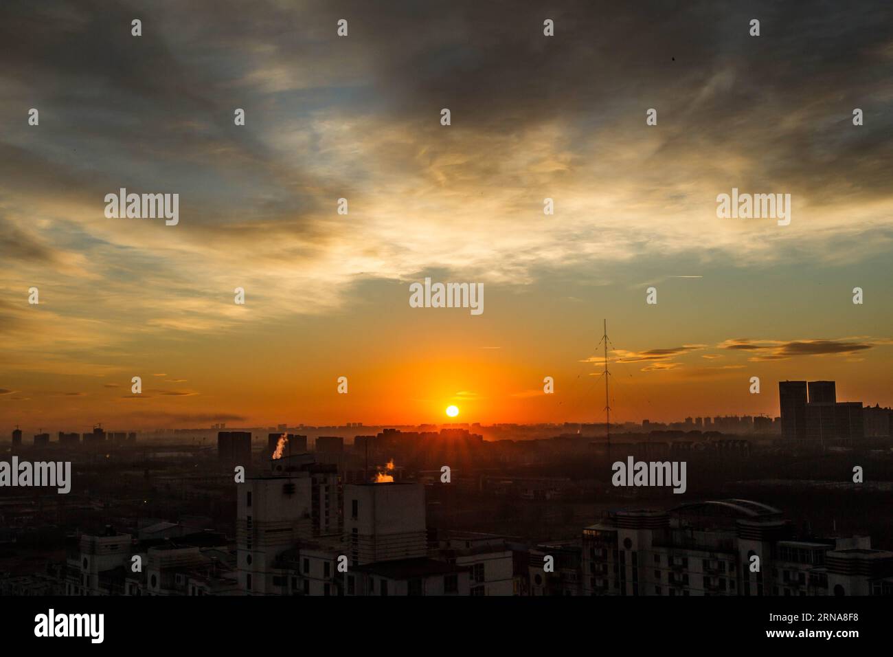 (160113) -- PEKING, 13. Januar 2016 --Foto aufgenommen am 13. Januar 2016 zeigt den Sonnenaufgang in Peking, der Hauptstadt Chinas. ) (Zwx) CHINA-BEIJING-SUNRISE(CN) LixJianbo PUBLICATIONxNOTxINxCHN 160113 Peking 13. Januar 2016 Foto aufgenommen AM 13. Januar 2016 zeigt den Sonnenaufgang in Peking Hauptstadt von China zwx China Beijing Sunrise CN LixJianbo PUBLICATIONxNOTxINxCHN Stockfoto