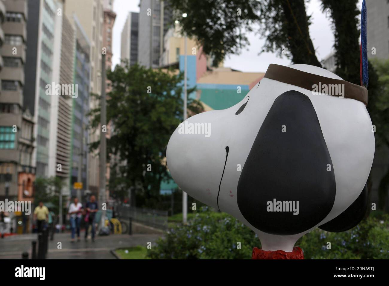 (160115) -- SAO PAULO, 15. Januar 2016 -- Eine Figur von Snoopy wird am 15. Januar 2016 auf einer Straße in Sao Paulo, Brasilien, ausgestellt. Laut der lokalen Presse werden die Figuren von Snoopy an touristischen Orten im Rahmen der Förderung des Films Charlie Brown und Snoopy: Peanuts gezeigt. Rahel Patrasso) (azp) BRASILIEN-SAO PAULO-CINEMA-SNOOPY e RahelxPatrasso PUBLICATIONxNOTxINxCHN 160115 Sao Paulo Jan 15 2016 eine Figur von Snoopy WIRD AM 15. Januar 2016 auf einer Straße in Sao Paulo Brasilien ausgestellt Laut lokaler Presse sind die Figuren von Snoopy an touristischen Orten im Rahmen der Förderung des Films Charli ausgestellt Stockfoto