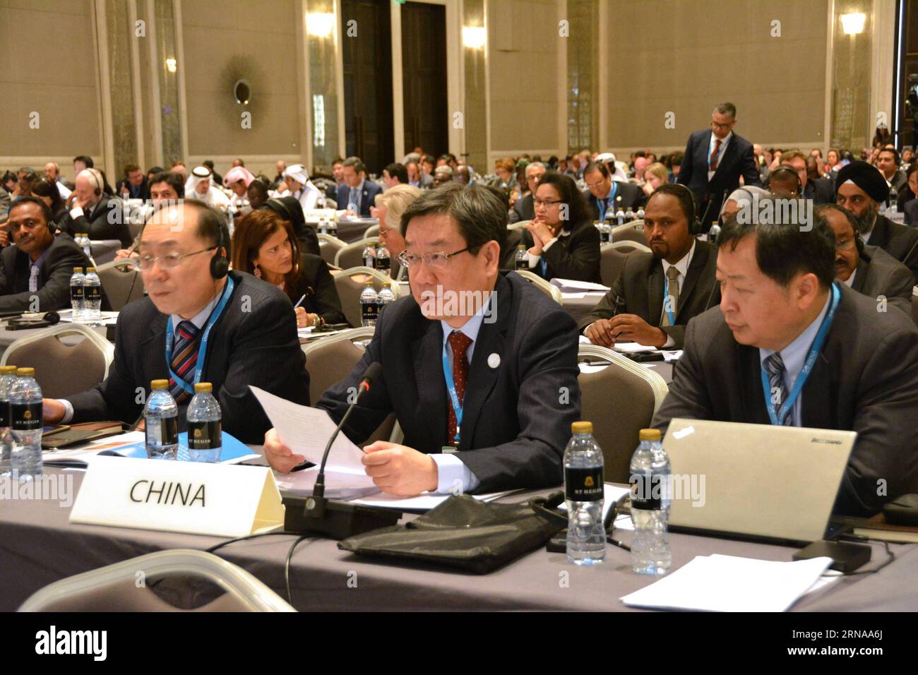 IRENA - Konferenz zu erneuerbaren Energien in Abu Dhabi (160116) -- ABU DHABI, 16. Januar 2016 -- Liu Qi (C), stellvertretender Direktor des Nationalen Energieausschusses Chinas, spricht auf der Eröffnungssitzung der sechsten jährlichen Versammlung der Internationalen Agentur für erneuerbare Energien (IRENA) in Abu Dhabi, den Vereinigten Arabischen Emiraten (VAE), am 16. Januar 2016. Minister, Regierungsvertreter und Vertreter aus über 150 Ländern und Regionen sowie mehr als 140 internationale Organisationen kamen am Samstag zur sechsten Versammlung der IRENA nach der Klimakonferenz der Vereinten Nationen (COP21) in Paris im vergangenen Jahr zusammen. ) (cl) VAE Stockfoto