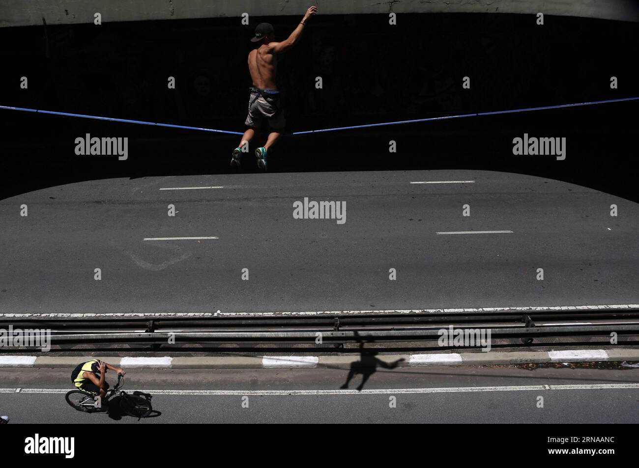 Am 17. Januar 2016 praktiziert ein Mann in Sao Paulo (Brasilien) die Slackline. Neben dem Fußball wagen sich in den Stränden und Parks Brasiliens immer mehr Menschen, den als Slackline bekannten Sport auszuprobieren, der Balance, Konzentration und Kraft kombiniert, und seine Vorteile sind reichlich, je nachdem, wer ihn praktiziert. Die Slackline, auch bekannt als Corda bamba oder Seilzug, besteht aus dem Gehen ohne herunterfallen für ein elastisches Seil, das an zwei Punkten gebunden ist. Rahel Patrasso) (jp) (fnc) (SP)BRAZIL-SAO PAULO-SPORTS-SLACKLINE e RahelxPatrasso PUBLICATIONxNOTxINxCHN ein Mann übt das Slackline-Seilzug in Sao Pau Stockfoto