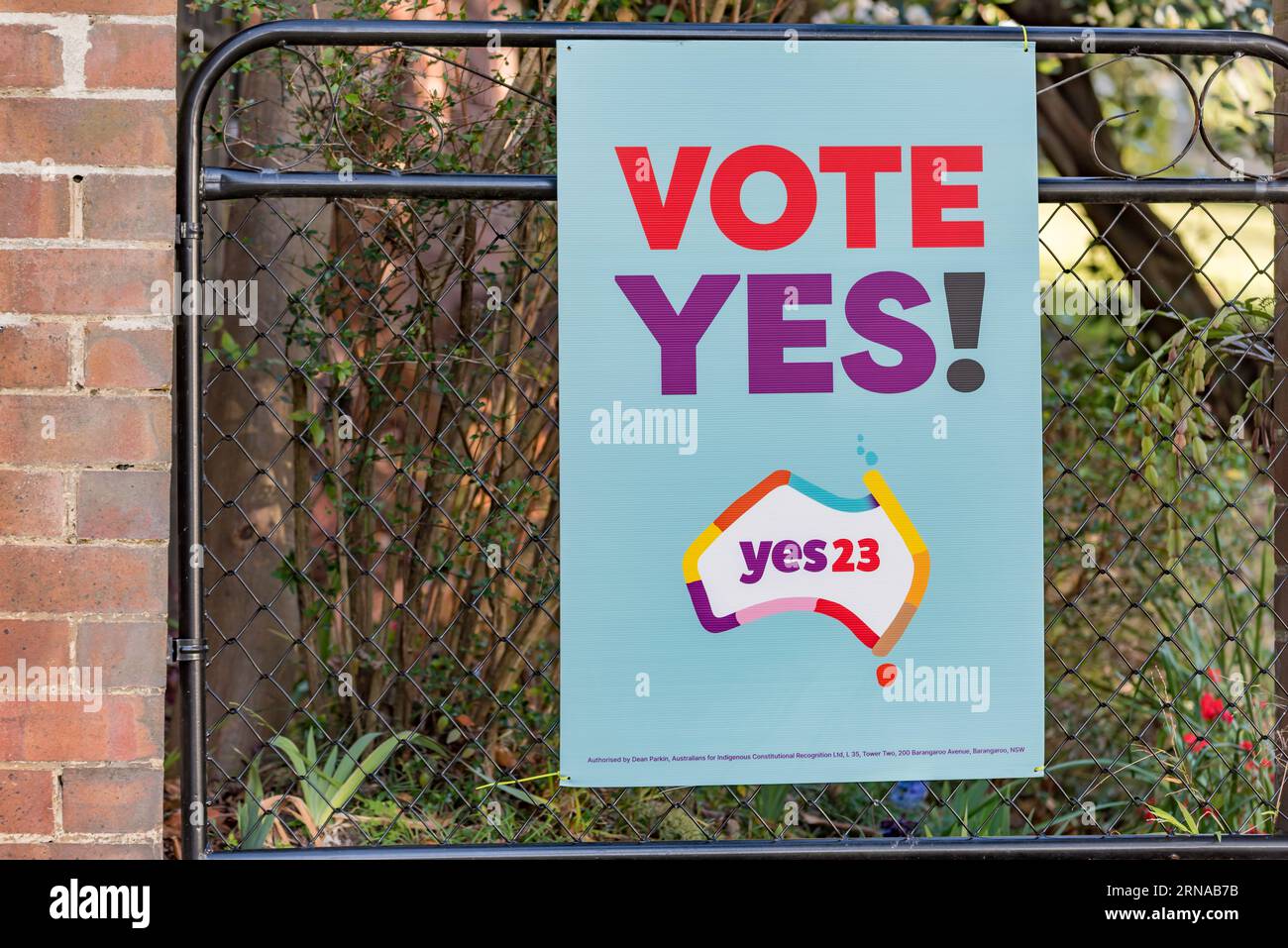 Sydney Aust 01 Sept 2023: Mit der Ankündigung des 14. Oktober 2023 für das Referendum von Premierminister Albanese in dieser Woche haben die Ja- und Nein-Kampagnen einen Gang höher gelegt. Mainstream- und soziale Medien liefern Kommentare und Informationen, und Zeichen wie diese, zugunsten der Referendumsfrage erscheinen in den Vorgärten der Menschen. Am 14. Oktober werden die Menschen entscheiden, ob Australien seine Verfassung ändern sollte, um die ersten Völker Australiens anzuerkennen, indem eine Aborigine und Torres Strait Islander Voice gegründet werden. Quelle: Stephen Dwyer / Alamy Live News Stockfoto