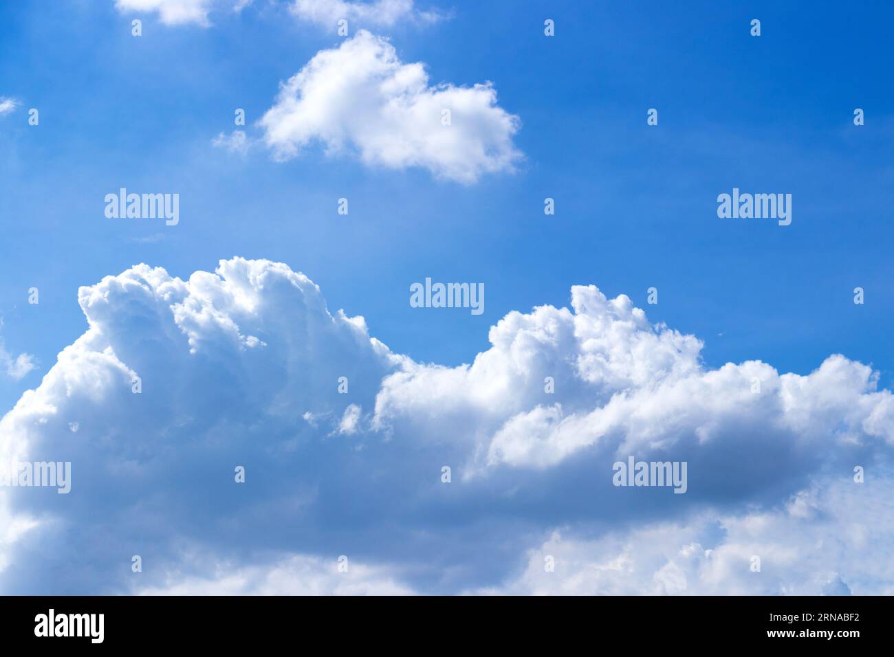 Blauer Himmel mit Wolke im Tageslichthintergrund. Stockfoto