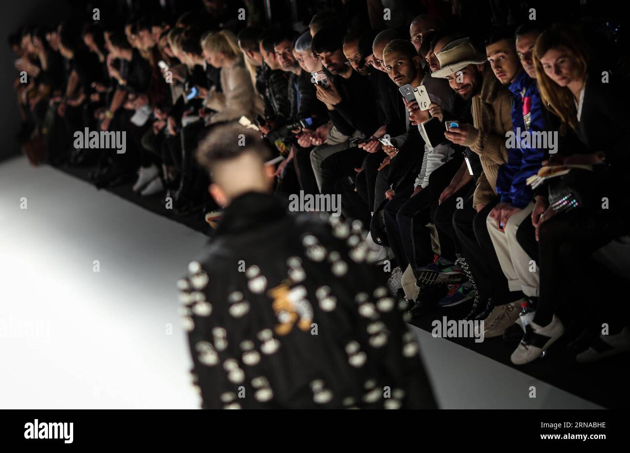 Berlin Fashionweek - SADAK Modenschau Zuschauer beobachten ein Modell, das eine Kreation des serbischen Designers Sasa Kovacevic während der Mercedes-Benz Fashion Week Berlin Herbst/Winter 2016 in Berlin, Hauptstadt Deutschlands, am 19. Januar 2016 zeigt. Die Mercedes-Benz Fashion Week Berlin Herbst/Winter 2016 startete am Dienstag. ) DEUTSCHLAND-BERLIN-MERCEDES-BENZ FASHION WEEK ZhangxFan PUBLICATIONxNOTxINxCHN Berlin Fashion Week Sadak Fashion Show Publikum Sehen Sie sich ein Modell an, das eine Schöpfung der serbischen Designer Sasa Kovacevic während der Mercedes Benz Fashion Week Berlin Herbst Winter 2016 in Berlin Hauptstadt Germa zeigt Stockfoto