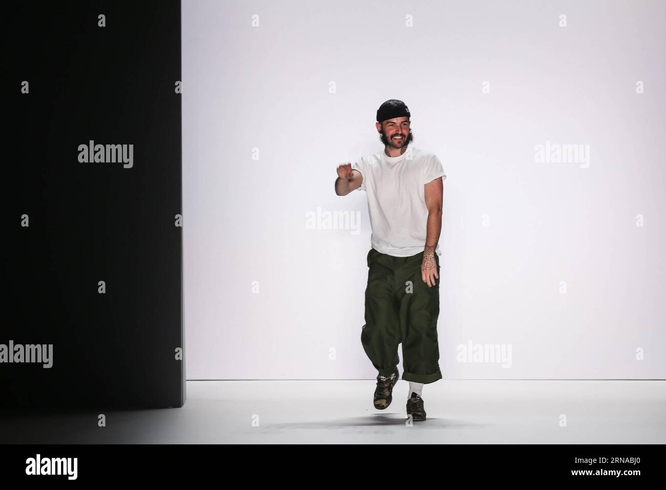 Berlin Fashionweek - SADAK Modenschau die serbische Designerin Sasa Kovacevic begrüßt das Publikum während der Mercedes-Benz Fashion Week Berlin Herbst/Winter 2016 in Berlin, Hauptstadt Deutschlands, am 19. Januar 2016. Die Mercedes-Benz Fashion Week Berlin Herbst/Winter 2016 startete am Dienstag. ) DEUTSCHLAND-BERLIN-MERCEDES-BENZ FASHION WEEK ZhangxFan PUBLICATIONxNOTxINxCHN Berlin Fashion Week Sadak Fashion Show die serbischen Designer Sasa Kovacevic begrüßt das Publikum während der Mercedes Benz Fashion Week Berlin Herbst Winter 2016 in Berlin Hauptstadt Deutschland AM 19. Januar 2016 die Mercedes Benz Fashion Week Berlin Stockfoto