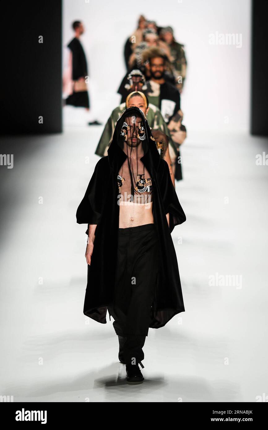 Berlin Fashionweek - SADAK Modenschau Modelle zeigen Kreationen des serbischen Designers Sasa Kovacevic während der Mercedes-Benz Fashion Week Berlin Herbst/Winter 2016 in Berlin, Hauptstadt Deutschlands, am 19. Januar 2016. Die Mercedes-Benz Fashion Week Berlin Herbst/Winter 2016 startete am Dienstag. ) DEUTSCHLAND-BERLIN-MERCEDES-BENZ FASHION WEEK ZHANGXFAN PUBLICATIONXNOTXINXCHN Stockfoto