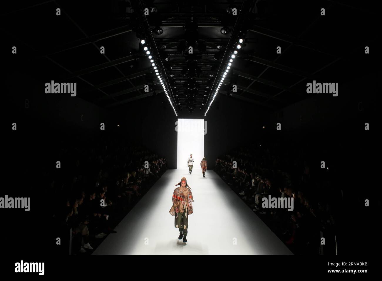 Berlin Fashionweek - SADAK Modenschau Modelle zeigen Kreationen des serbischen Designers Sasa Kovacevic während der Mercedes-Benz Fashion Week Berlin Herbst/Winter 2016 in Berlin, Hauptstadt Deutschlands, am 19. Januar 2016. Die Mercedes-Benz Fashion Week Berlin Herbst/Winter 2016 startete am Dienstag. ) DEUTSCHLAND-BERLIN-MERCEDES-BENZ FASHION WEEK ZhangxFan PUBLICATIONxNOTxINxCHN Berlin Fashion Week Sadak Fashion Show Models zeigen Kreationen der serbischen Designer Sasa Kovacevic während der Mercedes Benz Fashion Week Berlin Herbst Winter 2016 in Berlin Hauptstadt Deutschland AM 19. Januar 2016 der Mercedes Benz Fash Stockfoto