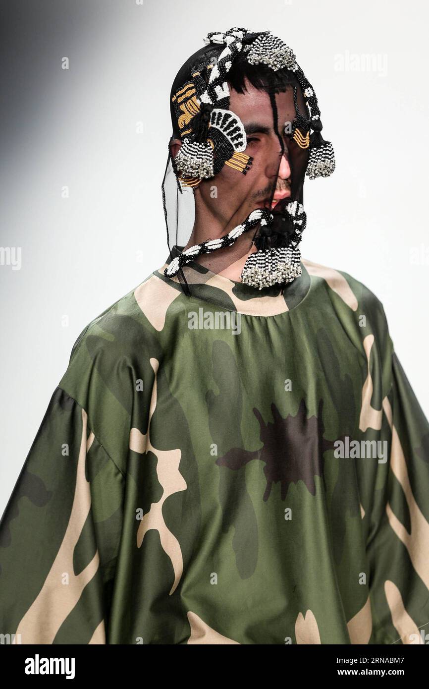 Berlin Fashionweek - SADAK Modenschau Ein Modell zeigt eine Kreation des serbischen Designers Sasa Kovacevic während der Mercedes-Benz Fashion Week Berlin Herbst/Winter 2016 in Berlin, Hauptstadt Deutschlands, am 19. Januar 2016. Die Mercedes-Benz Fashion Week Berlin Herbst/Winter 2016 startete am Dienstag. ) DEUTSCHLAND-BERLIN-MERCEDES-BENZ FASHION WEEK ZHANGXFAN PUBLICATIONXNOTXINXCHN Stockfoto