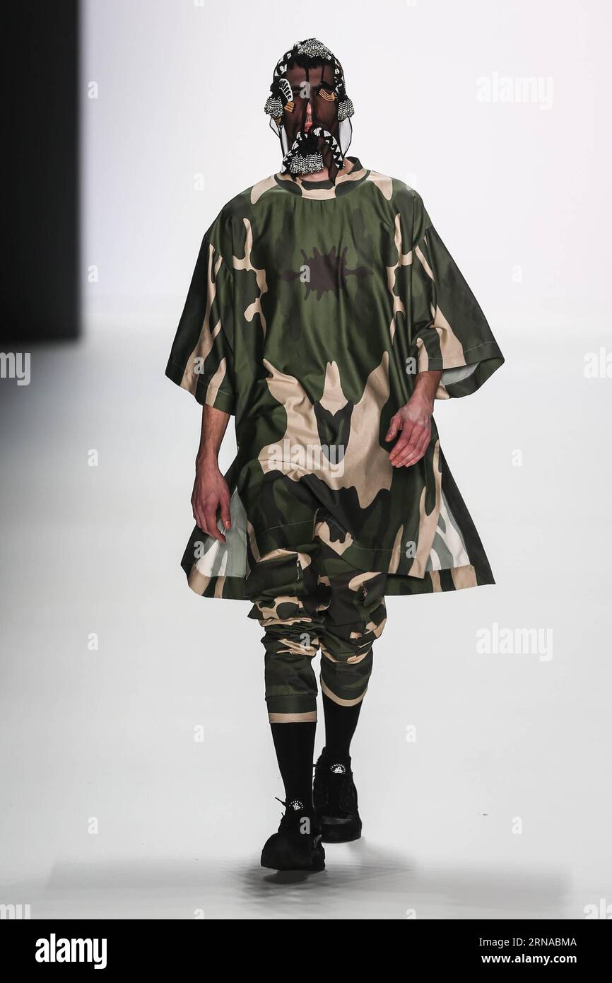 Bilder des Tages Berlin Fashionweek - SADAK Modenschau Ein Modell zeigt eine Kreation des serbischen Designers Sasa Kovacevic während der Mercedes-Benz Fashion Week Berlin Herbst/Winter 2016 in Berlin, Hauptstadt Deutschlands, am 19. Januar 2016. Die Mercedes-Benz Fashion Week Berlin Herbst/Winter 2016 startete am Dienstag. ) DEUTSCHLAND-BERLIN-MERCEDES-BENZ FASHION WEEK ZhangxFan PUBLICATIONxNOTxINxCHN Images der Tag Berlin Fashion Week Sadak Fashion Show ein Model zeigt eine Schöpfung der serbischen Designer Sasa Kovacevic während der Mercedes Benz Fashion Week Berlin Herbst Winter 2016 in Berlin Hauptstadt von Deutschland Stockfoto