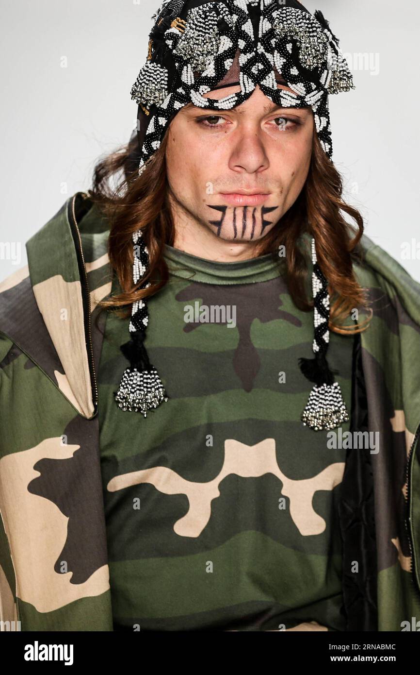Berlin Fashionweek - SADAK Modenschau Ein Modell zeigt eine Kreation des serbischen Designers Sasa Kovacevic während der Mercedes-Benz Fashion Week Berlin Herbst/Winter 2016 in Berlin, Hauptstadt Deutschlands, am 19. Januar 2016. Die Mercedes-Benz Fashion Week Berlin Herbst/Winter 2016 startete am Dienstag. ) DEUTSCHLAND-BERLIN-MERCEDES-BENZ FASHION WEEK ZhangxFan PUBLICATIONxNOTxINxCHN Berlin Fashion Week Sadak Fashion Show ein Model zeigt eine Schöpfung der serbischen Designer Sasa Kovacevic während der Mercedes Benz Fashion Week Berlin Herbst Winter 2016 in Berlin Hauptstadt von Deutschland AM 19. Januar 2016 der Mercedes Ben Stockfoto