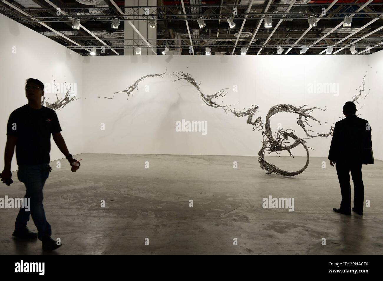 (160120) -- SINGAPUR, 20. Januar 2016 -- Besucher sehen ein Kunstwerk während der Vorschau von Art Stage Singapore auf der Marina Bay Sands Expo and Convention Centre, Singapur, 20. Januar 2016. Die Ausstellung wird am 21. Januar offiziell eröffnet. ) SINGAPORE-ART EXHIBITION-PREVIEW ThenxChihxWey PUBLICATIONxNOTxINxCHN 160120 Singapur 20. Januar 2016 Besucher Blick auf die Kunstwerke während der Vorschau der Kunstbühne Singapur AUF der Marina Bay Sands EXPO und dem Kongresszentrum Singapur 20. Januar 2016 die Ausstellung wird offiziell AM 21. Januar eröffnet Singapore Art Exhibition Preview ThenxChihxWey PUBLICATIONxNOTxINxCHN Stockfoto