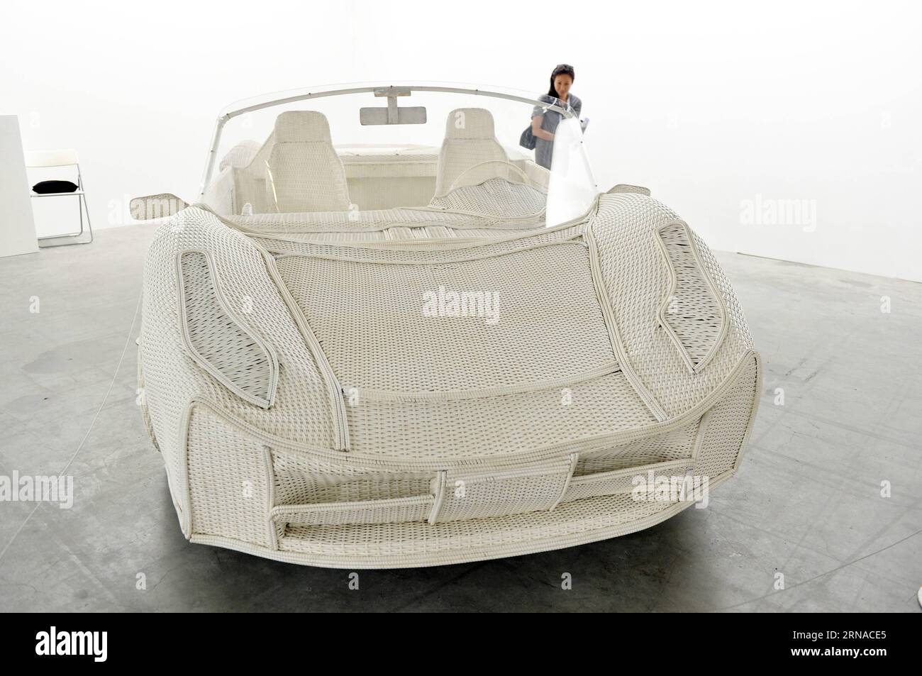 Bilder des Tages (160120) -- SINGAPUR, 20. Januar 2016 -- Ein Besucher sieht Ein Kunstwerk während der Vorschau von Art Stage Singapore auf der Marina Bay Sands Expo and Convention Centre, Singapur, 20. Januar 2016. Die Ausstellung wird am 21. Januar offiziell eröffnet. ) SINGAPUR-ART AUSSTELLUNG-VORSCHAU ThenxChihxWey PUBLICATIONxNOTxINxCHN Bilder der Tag 160120 Singapur 20. Januar 2016 ein Besucher Ansichten zu Kunstwerken während der Vorschau der Kunstbühne Singapur AUF der Marina Bay Sands EXPO und dem Convention Centre Singapur 20. Januar 2016 die Ausstellung wird offiziell AM 21. Januar eröffnet Singapore Art Exhibition Preview ThenxChih Stockfoto