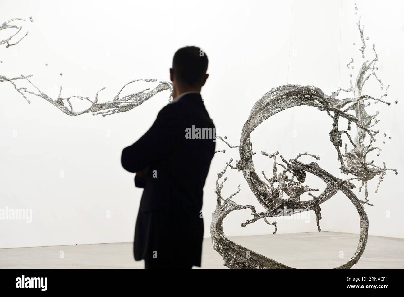 (160120) -- SINGAPUR, 20. Januar 2016 -- Ein Besucher sieht Ein Kunstwerk während der Vorschau von Art Stage Singapore auf der Marina Bay Sands Expo and Convention Centre, Singapur, 20. Januar 2016. Die Ausstellung wird am 21. Januar offiziell eröffnet. ) SINGAPORE-ART EXHIBITION-PREVIEW ThenxChihxWey PUBLICATIONxNOTxINxCHN 160120 Singapur 20. Januar 2016 A Visitor Views to Artwork während der Preview of Art Stage Singapur AUF der Marina Bay Sands EXPO und dem Convention Centre Singapur 20. Januar 2016 die Ausstellung wird offiziell AM 21. Januar eröffnet Singapore Art Exhibition Preview ThenxChihxWey PUBLICATIONxNOTxINxCHN Stockfoto