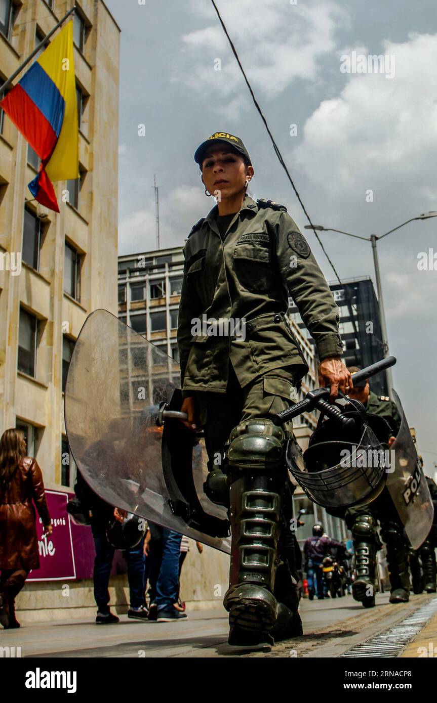 (160121) -- BOGOTA, 20. Januar 2016 -- Polizeibeamte sind während des marsches der Beamten der Nationalen Vereinigung der Arbeiter des kolumbianischen Justizsystems im Dienst und stehen mit dem Justizpalast in Verbindung, um gegen das Abkommen von 10445 in Bogota, der Hauptstadt Kolumbiens, am 20. Januar 2016 zu protestieren. Diego Pineda/) (fnc) (Ah) OBLIGATORISCHE GUTSCHRIFT KEIN ARCHIV-NICHT ZUM VERKAUF FÜR REDAKTIONELLE ZWECKE NUR KOLUMBIEN AUS KOLUMBIEN-BOGOTA-SOCIETY-MARCH COLPRENSA PUBLICATIONxNOTxINxCHN 160121 Bogota Jan 20 2016 Polizeibeamte sind während des Marsches der Beamten der National Association of Workers of T IM Dienst Stockfoto