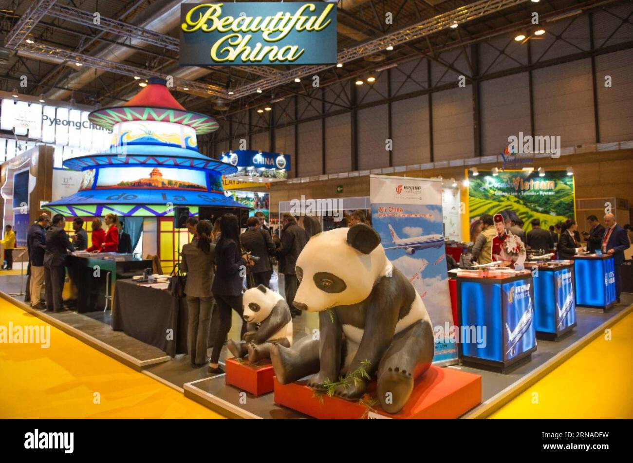 FITUR Tourismusmesse in Madrid, 20. Januar 2016 -- Foto aufgenommen am 20. Januar 2016 zeigt den Ausstellungsstand von China auf der 36. Ausgabe der Internationalen Tourismusmesse (FITUR) in Madrid, Spanien. Die Messe begann am Mittwoch in Madrid, um den Trend fortzusetzen, der in den letzten sechs Jahren zu einem Anstieg der Zahl der internationalen Touristen in Spanien um mehr als 4 Prozent pro Jahr geführt hat. ) SPANIEN-MADRID-TOURISMUS-MESSE Eduardo PUBLICATIONxNOTxINxCHN FITUR Tourismus-Messe in Madrid 20. Januar 2016 Foto aufgenommen AM 20. Januar 2016 zeigt den Ausstellungsstand von China AUF der 36. Ausgabe der Inte Stockfoto