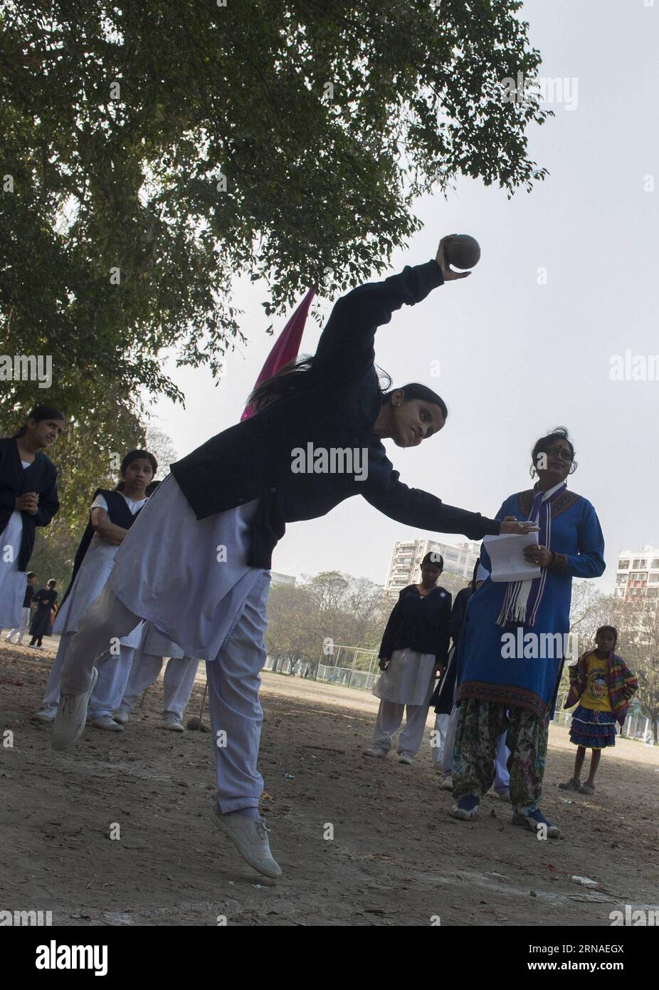 (160122) -- KOLKATA, 22. Januar 2016 () -- ein indischer Blindenschüler von Lighthouse for the Blind wirft einen Eisenkugel während einer jährlichen Sportveranstaltung in Kolkata, Hauptstadt des ostindischen Bundesstaates West Bengalen, 22. Januar 2016. () INDIEN-KOLKATA-BLINDE STUDENTEN-SPORT Xinhua PUBLICATIONxNOTxINxCHN 160122 Kolkata Jan 22 2016 zu Indian Blind Student of Lighthouse for the Blind Throws to Iron Ball während der jährlichen Sportveranstaltung in Kolkata Hauptstadt des östlichen indischen Staates WEST Bengal Jan 22 2016 Indien Kolkata Blinde Studenten Sport XINHUA PUBLICATIOxCHN TxCHN Stockfoto