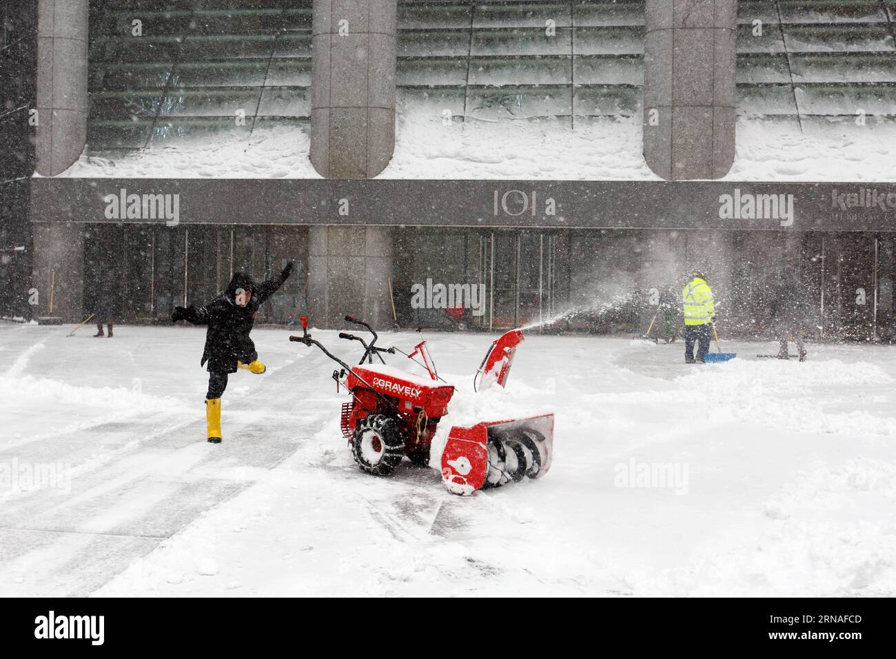 (160123) -- NEW YORK, 23. Januar 2016 -- Ein Mann posiert für ein Foto, während er Schnee in Manhattan von New York City, USA, 23. Januar 2016 räumt. Die Metropolregion New York wird von einem heftigen Schneesturm gepumpt, der Gouverneur Andrew Cuomo dazu zwingt, ein Reiseverbot zu erlassen, das sich auf Straßen und Eisenbahnen auswirkt. ) U.S.-NEW YORK-BLIZZARD LixMuzi PUBLICATIONxNOTxINxCHN 160123 New York Jan 23 2016 ein Mann posiert für ein Foto als er Schnee in Manhattan von New York City die Vereinigten Staaten 23. Januar 2016 die Metropolregion New York wird von einem massiven Blizzard gepumpt, der den Regierenden Andrew Cuomo zur Ausgabe zwingt A Tra Stockfoto