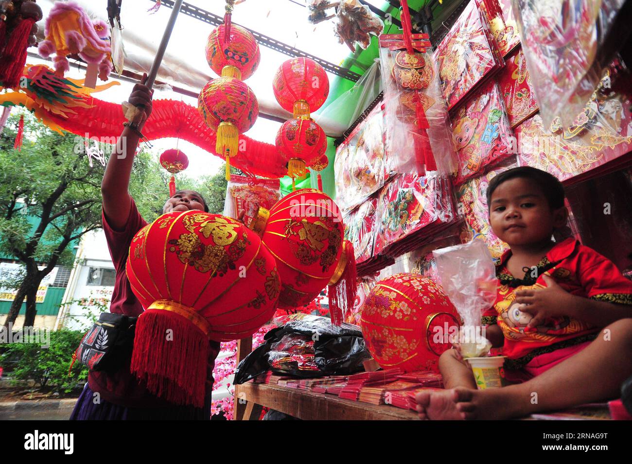 (160125) -- JAKARTA, 25. Januar 2016 -- Straßenhändler verkaufen Dekorationen für das chinesische Neujahr auf einem Markt in Jakarta, Indonesien, 25. Januar 2016. Das chinesische Mondneujahr beginnt am 8. Februar und markiert den Beginn des Jahres des Affen, so das chinesische Tierkreiszeichen. ) (Zjy) INDONESIEN-JAKARTA-CHINESISCHER NEUJAHRSMARKT Zulkarnain PUBLICATIONxNOTxINxCHN 160125 Jakarta Jan 25 2016 Straßenhändler verkaufen Dekorationen für das chinesische Neujahr AUF einem Markt in Jakarta Indonesien Jan 25 2016 das chinesische Mondneujahr BEGINNT AM 8. Februar und markiert den Beginn des Jahres des Affens gemäß chinesisches Zodiac zjy Stockfoto