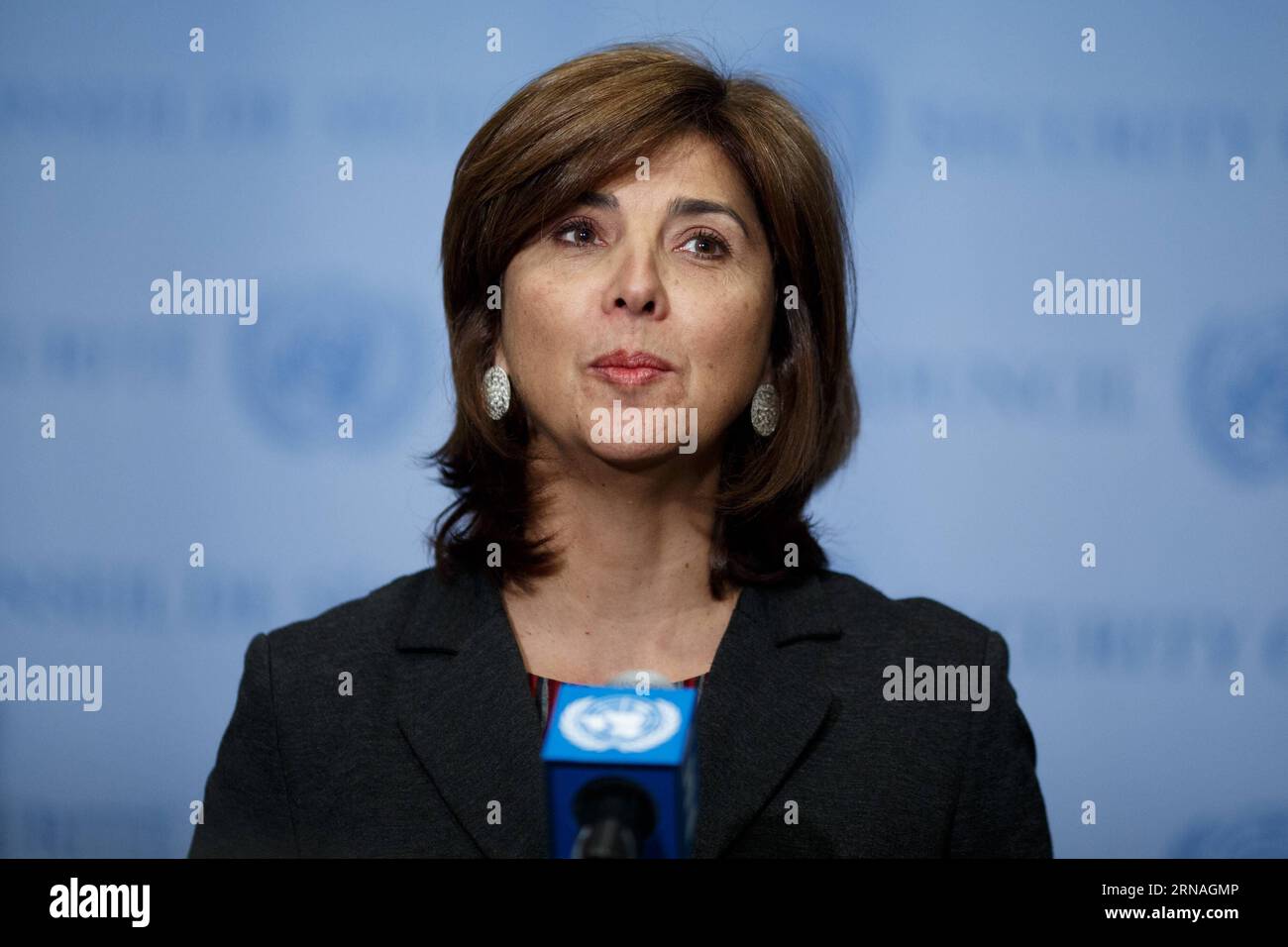 (160125) -- VEREINTEN NATIONEN, 25. Januar 2016 -- Maria Angela Holguin, Ministerin für auswärtige Angelegenheiten Kolumbiens, spricht an die Presse, nachdem der Sicherheitsrat der Vereinten Nationen eine Resolution verabschiedet hat, um eine Mission zur Überwachung des laufenden Friedensprozesses in Kolumbien einzurichten, die darauf abzielt, den 50 Jahre andauernden Konflikt zwischen der Regierung und den Guerillas der Revolutionären Streitkräfte Kolumbiens (FARC) im Hauptquartier der Vereinten Nationen in New York zu beenden, Januar 25, 2016. ) UN-SICHERHEITSRAT-KOLUMBIEN-FARC LixMuzi PUBLICATIONxNOTxINxCHN 160125 Vereinte Nationen Jan 25 2016 Mary Angela Holguin Außenminister Kolumbiens A Stockfoto