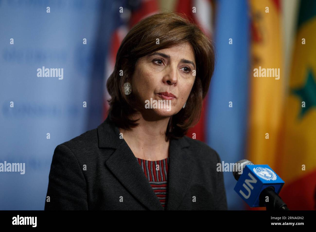 (160125) -- VEREINTEN NATIONEN, 25. Januar 2016 -- Maria Angela Holguin, Ministerin für auswärtige Angelegenheiten Kolumbiens, spricht an die Presse, nachdem der Sicherheitsrat der Vereinten Nationen eine Resolution verabschiedet hat, um eine Mission zur Überwachung des laufenden Friedensprozesses in Kolumbien einzurichten, die darauf abzielt, den 50 Jahre andauernden Konflikt zwischen der Regierung und den Guerillas der Revolutionären Streitkräfte Kolumbiens (FARC) im Hauptquartier der Vereinten Nationen in New York zu beenden, Januar 25, 2016. ) UN-SICHERHEITSRAT-KOLUMBIEN-FARC LixMuzi PUBLICATIONxNOTxINxCHN 160125 Vereinte Nationen Jan 25 2016 Mary Angela Holguin Außenminister Kolumbiens A Stockfoto