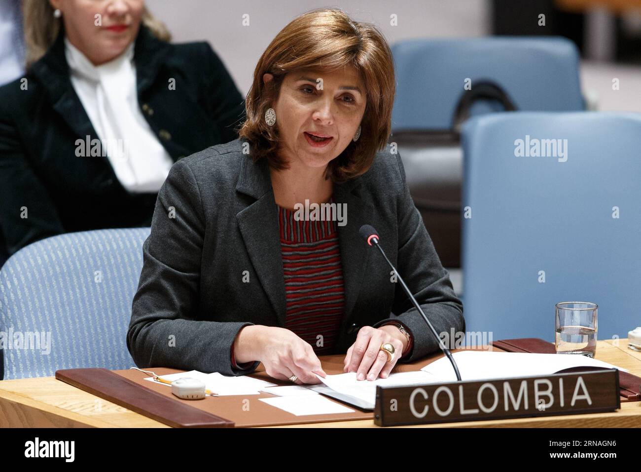 (160125) -- VEREINTEN NATIONEN, 25. Januar 2016 -- Maria Angela Holguin, Ministerin für auswärtige Angelegenheiten Kolumbiens, 13. spricht nach der Verabschiedung der Resolution zur Einsetzung einer Mission zur Überwachung des laufenden Friedensprozesses in Kolumbien an, die darauf abzielt, den 50 Jahre andauernden Konflikt zwischen der Regierung und den Guerillas der Revolutionären Streitkräfte Kolumbiens (FARC) im Hauptquartier der Vereinten Nationen in New York zu beenden, Januar 25, 2016. ) UN-SICHERHEITSRAT-KOLUMBIEN-FARC LixMuzi PUBLICATIONxNOTxINxCHN 160125 Vereinte Nationen Jan 25 2016 Mary Angela Holguin Außenminister Kolumbiens A Stockfoto