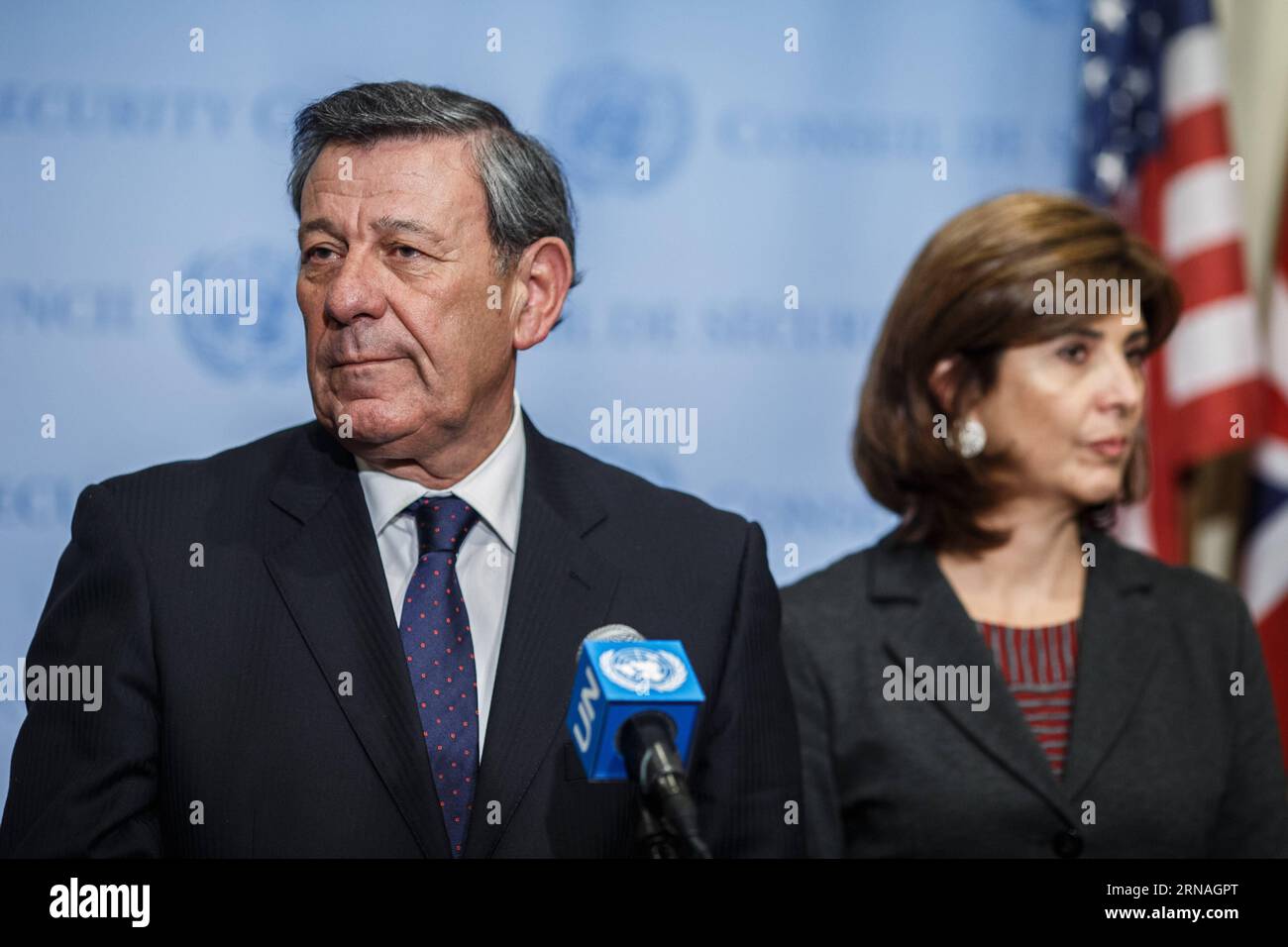 (160125) -- VEREINTE NATIONEN, 25. Januar 2016 -- Rodolfo Nin Novoa (L), Außenministerin Uruguays, und Maria Angela Holguin, Ministerin für auswärtige Angelegenheiten Kolumbiens, Rede an die Presse, nachdem der Sicherheitsrat der Vereinten Nationen eine Resolution verabschiedet hat, um eine Mission zur Überwachung des laufenden Friedensprozesses in Kolumbien einzurichten, die darauf abzielt, den 50 Jahre andauernden Konflikt zwischen der Regierung und den Guerillas der Revolutionären Streitkräfte Kolumbiens (FARC) im Hauptquartier der Vereinten Nationen in New York zu beenden, Januar 25, 2016. ) UN-SICHERHEITSRAT-KOLUMBIEN-FARC LixMuzi PUBLICATIONxNOTxINxCHN 160125 Vereinte Nationen Jan 25 2016 Rodolfo N Stockfoto