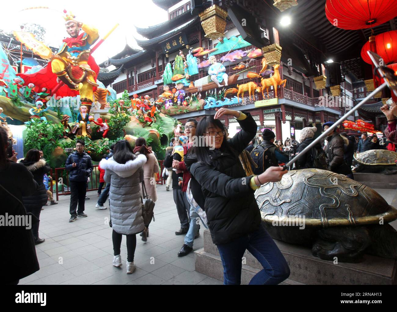 (160126) -- SHANGHAI, 26. Januar 2016 -- eine Frau nimmt Selfie vor einer riesigen Laterne in der Form von Sun Wukong, dem Affenkönig in dem chinesischen Roman A Pilgrimage to the West, während des Prozesses eines Laternenfestes im Yuyuan-Garten in der ostchinesischen Stadt Shanghai, 26. Januar 2016. Die Laternenmesse im Yuyuan Garden, einem der nationalen immateriellen Kulturgüter Chinas, ist eine wichtige kulturelle Aktivität in Shanghai während jedes Frühlingsfestivals. )(wjq) CHINA-SHANGHAI-YUYUAN GARTEN-LATERNE (CN) LiuxYing PUBLICATIONxNOTxINxCHN 160126 Shanghai Jan 26 2016 eine Frau nimmt Selfie in die Front Stockfoto