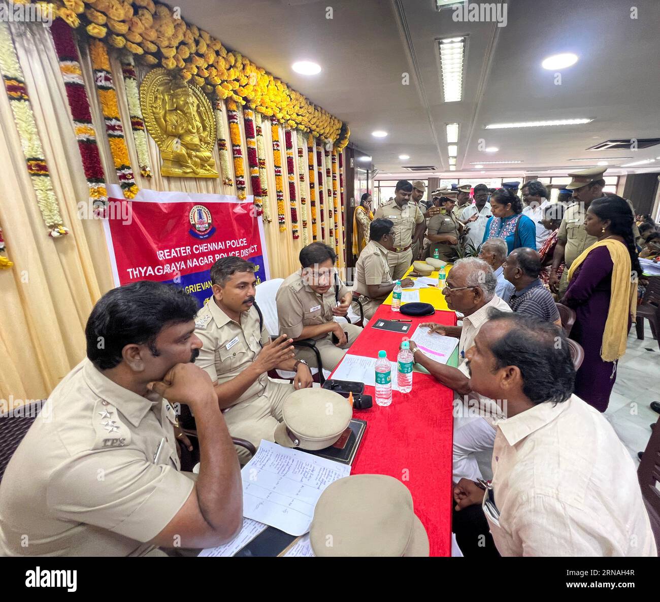 Chennai, Indien. September 2023. Die Polizei von Chennai, der Bezirk Theagaraya Nagar, organisierte ein ÖFFENTLICHES MEGA-LAGER für BESCHWERDEN in T.Nagar. Stellvertretender Polizeikommissar Ankit Jain. IPS und der stellvertretende Polizeichef Bharathi Rajan TPS nahmen persönlich an allen Beschwerdeführern Teil, um ihre Probleme frühestens zu lösen. Quelle: Seshadri SUKUMAR/Alamy Live News Stockfoto