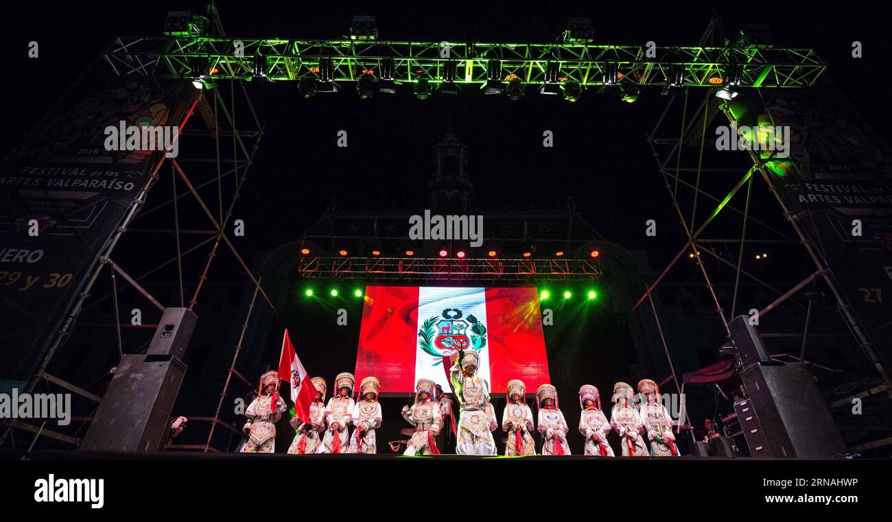 Tänzerinnen der peruanischen Gruppe Andres Chimango Lares und Ayacuchos Scheren-Tänzerinnen treten während der Eröffnung des Valparaiso Arts Festivals 2016 auf dem Sotomayor-Platz in Valparaiso, Chile, am 27. Januar 2016 auf. Perus Scheren-Tanz , der von spanischen Kolonisten jahrhundertelang verboten wurde, wurde 2010 von der Organisation der Vereinten Nationen für Erziehung, Wissenschaft und Kultur (UNESCO) zum immateriellen Kulturerbe erklärt. CHILE-VALPARAISO-PERU-KULTUR-FESTIVAL JORGExVILLEGAS PUBLICATIONxNOTxINxCHN Tänzerinnen der peruanischen Gruppe Andres chimango Lares und Ayacucho S Scissors Tänzerinnen treten auf Stockfoto