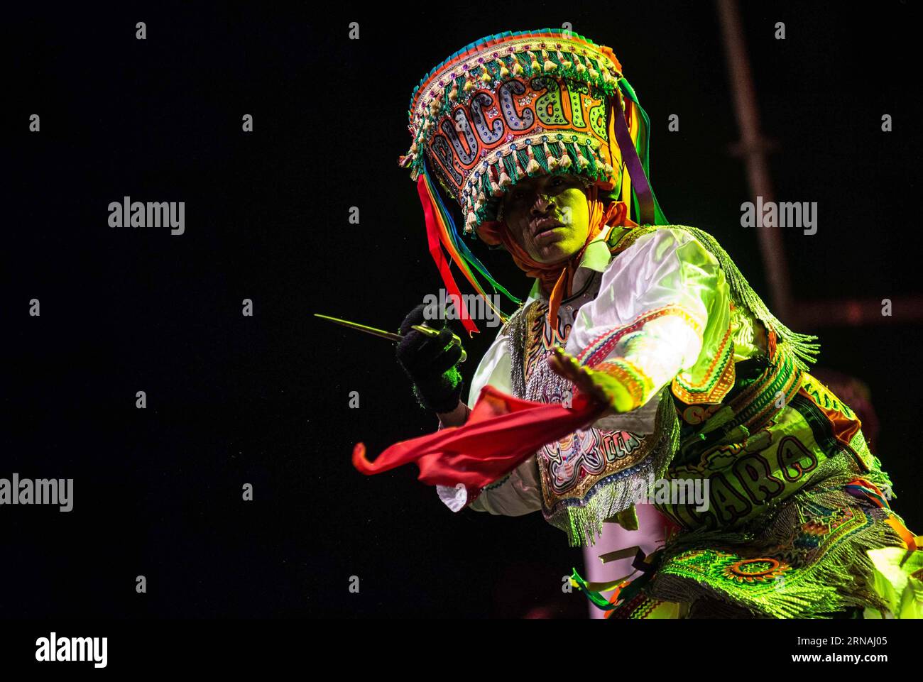 Eine Tänzerin der peruanischen Gruppe Andres Chimango Lares und Ayacuchos Scheren-Tänzerinnen treten während der Eröffnung des Valparaiso Arts Festivals 2016 auf dem Sotomayor-Platz in Valparaiso, Chile, am 27. Januar 2016 auf. Perus Scheren-Tanz , der von spanischen Kolonisten jahrhundertelang verboten wurde, wurde 2010 von der Organisation der Vereinten Nationen für Erziehung, Wissenschaft und Kultur (UNESCO) zum immateriellen Kulturerbe erklärt. CHILE-VALPARAISO-PERU-KULTUR-FESTIVAL JORGExVILLEGAS PUBLICATIONxNOTxINxCHN ein Tänzer der peruanischen Gruppe Andres chimango Lares und Ayacucho S Scheren Tänzerinnen tritt Dur auf Stockfoto