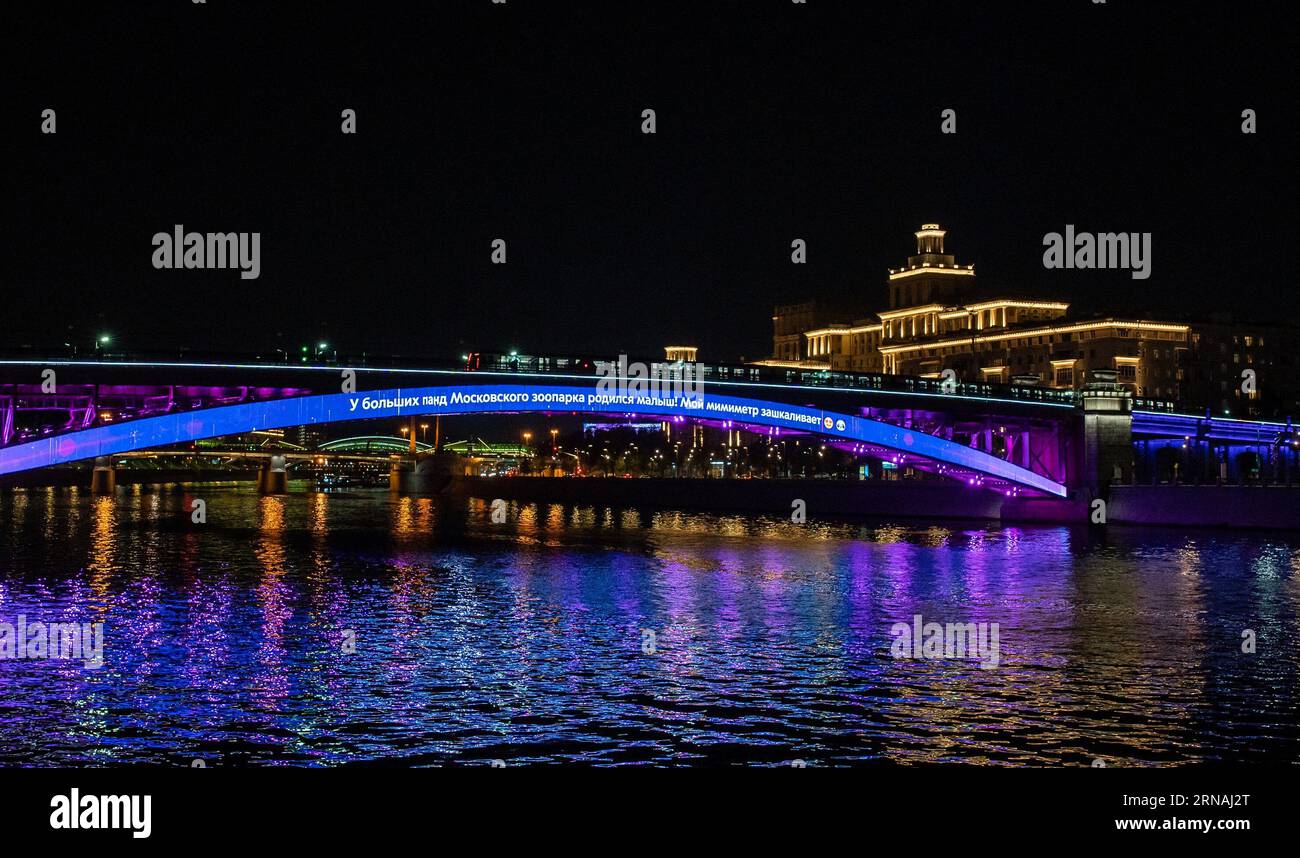 Moskau. August 2023 31. Dieses Foto, das am 31. August 2023 aufgenommen wurde, zeigt einen LED-Bildschirm auf der Smolensky Metro Bridge, der die Nachricht von der Geburt eines riesigen Panda-Jungen in Moskau, Russland, erzählt. Ein riesiges Panda-Jungtier wurde am Mittwoch im Moskauer Zoo geboren, sagte der Moskauer Bürgermeister Sergei Sobyanin. Das etwa 150 Gramm schwere Jungtier wurde letzte Woche von einem jungen Paar riesiger Pandas, Ruyi (männlich) und Dingding (weiblich), geboren. die im April 2019 aus der chinesischen Südwestprovinz Sichuan in Moskau ankam. Quelle: Meng Jing/Xinhua/Alamy Live News Stockfoto