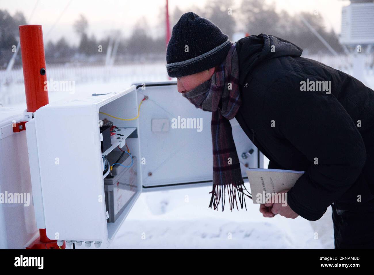 (160201) -- BEIJICUN meteorologischer Beobachter Guo Dayong überprüft am 31. Januar 2016 eine Beobachtungseinrichtung in der Stadt Beijicun oder dem Nordpoldorf in der nordöstlichen chinesischen Provinz Heilongjiang. Beijicun, eine kleine Stadt in Chinas nördlichstem Bezirk Mohe, ist einer der kältesten Orte des Landes. Die niedrigste Temperatur, die jemals aufgezeichnet wurde, betrug minus 52,3 Grad Celsius. Nur noch vier Personen arbeiten an der Beijicun National Meteorological Observation Station. ) (wyo) CHINA-HEILONGJIANG-BEIJICUN-METEOROLOGISCHER BEOBACHTER (CN) WangxKai PUBLICATIONxNOTxINxCHN Meteorologischer Beobachter Guo Dayong CH Stockfoto