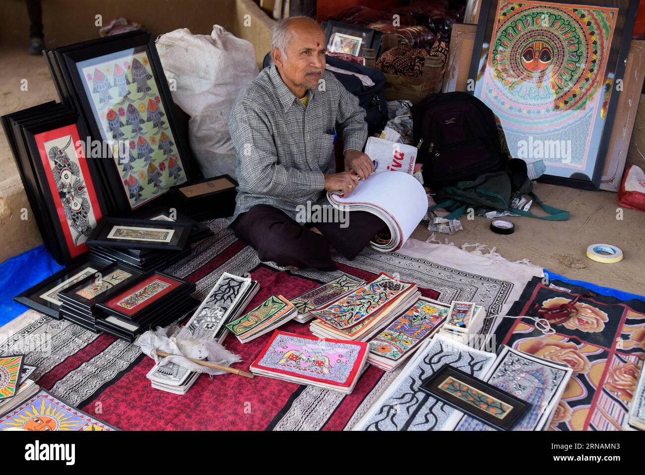 (160201) -- NEU DELHI, 1. Februar 2016 -- Ein Handwerker stellt traditionelle Gemälde aus dem nordöstlichen indischen Bundesstaat Bihar auf der 30. Surajkund International Crafts Mela aus, die am 1. Februar 2016 in Surajkund, nordindischer Bundesstaat Haryana, stattfindet. Die jährliche Messe begann hier am Montag und zog Handwerker und Künstler in ganz Indien an. ) INDIA-HARYANA-SURAJKUND-INT L CRAFTS MELA BixXiaoyang PUBLICATIONxNOTxINxCHN New Delhi 1. Februar 2016 ein Handwerker stellt traditionelle Gemälde aus dem nordöstlichen indischen Bundesstaat Bihar aus und verkauft sie AUF der 30th Surajkund International Crafts Mel Stockfoto