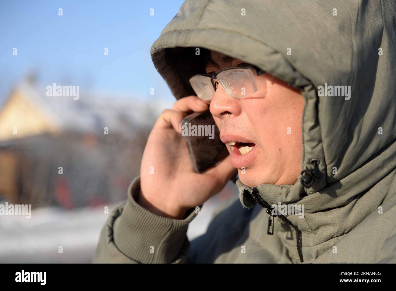 Der Postbote Wang Xiulong kontaktiert einen Empfänger auf seinem Weg, um Briefe in Beijicun, oder North Pole Village, in der nordöstlichen chinesischen Provinz Heilongjiang, zu liefern, am 30. Januar 2016. Beijicun, eine kleine Stadt in Chinas nördlichstem Bezirk Mohe, ist einer der kältesten Orte des Landes. Die niedrigste Temperatur, die jemals aufgezeichnet wurde, betrug minus 52,3 Grad Celsius. Wang ist der einzige Postbote des Postamts Beijicun, der hier seit 10 Jahren arbeitet. ) (wf) CHINA-HEILONGJIANG-BEIJICUN-POSTMANN (CN) WangxKai PUBLICATIONxNOTxINxCHN Postmann Wang kontaktiert einen Empfänger AUF dem Weg zur Zustellung des Briefes Stockfoto