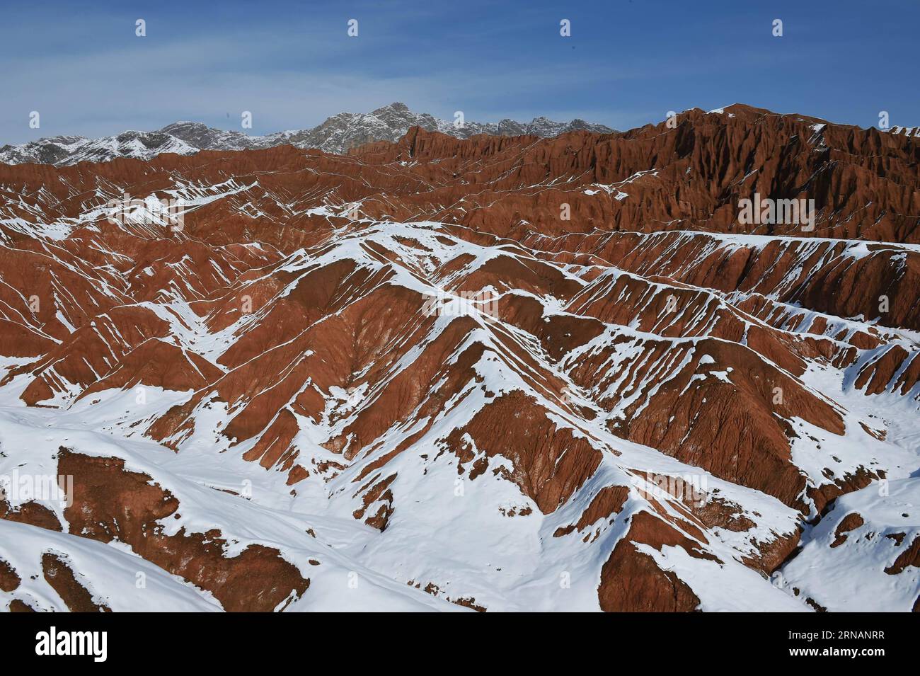 (160203) -- TURPAN, 2. Februar 2016 -- Foto aufgenommen am 2. Februar 2016 zeigt den schneebedeckten Huoyan (Flaming) Berg in Turpan, Nordwestchinas Autonome Region Xinjiang Uygur. ) (wyo) CHINA-XINJIANG-HUOYAN MOUNTAIN-SNOW VIEW (CN) LiuxJian PUBLICATIONxNOTxINxCHN Turpan Feb 2 2016 Foto aufgenommen AM 2. Februar 2016 zeigt den mit Schnee bedeckten Flaming Mountain in Turpan Nordwest China S Xinjiang Uygur Autonome Region wyo China Xinjiang Mountain Snow View CN PUBLICATINxCHN Stockfoto