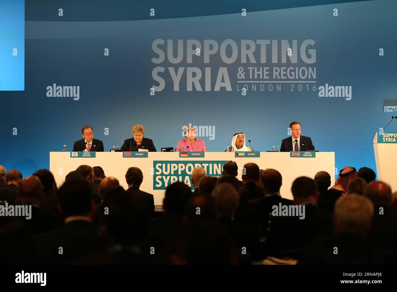 Themen der Woche Bilder des Tages (160205) -- LONDON, 05. Februar 2016 -- (L-R): Generalsekretär der Vereinten Nationen Ban Ki-Moon, norwegische Ministerpräsidentin Erna Solberg, Bundeskanzlerin Angela Merkel, Scheich Sabah IV Ahmad Al-Jaber Al-Sabah, Emir von Kuwait und David Cameron, der britische Premierminister David Cameron war Mitveranstalter der Eröffnungs-Plenarsitzung auf der Konferenz zur Unterstützung Syriens und der Region am 4. Februar 2016 in London. Am Donnerstag fand in London die Konferenz zur Unterstützung Syriens und der Region statt. Adam Brown/Crown Copyright) GROSSBRITANNIEN-LONDON-UNTERSTÜTZENDES SYRIEN UND DIE REGION LONDON 2016 Hanx Stockfoto