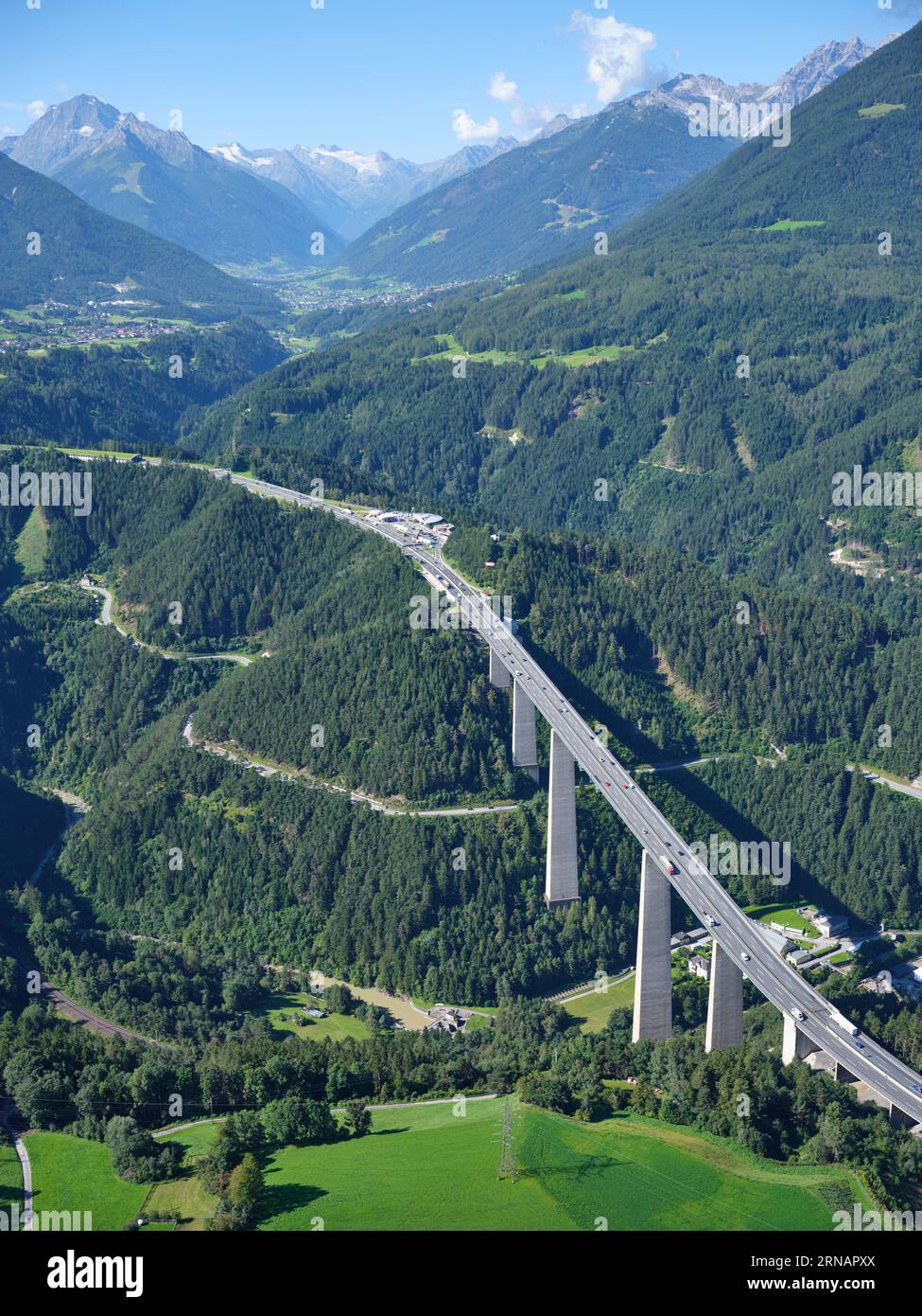 LUFTAUFNAHME. Die Autobahn A13 Brenner an der Europabrücke mit dem malerischen Stubaital. Schönberg im Stubaital, Tirol, Österreich. Stockfoto