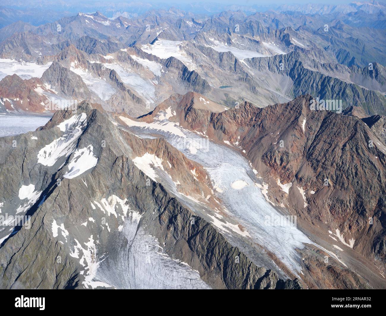 LUFTAUFNAHME. Panoramaaussicht auf die Gletscher rund um die Ruderhofspitze (Höhe: 3474 m) auf den Stubaier Alpen. Neustift im Stubaital, Tirol, Österreich. Stockfoto