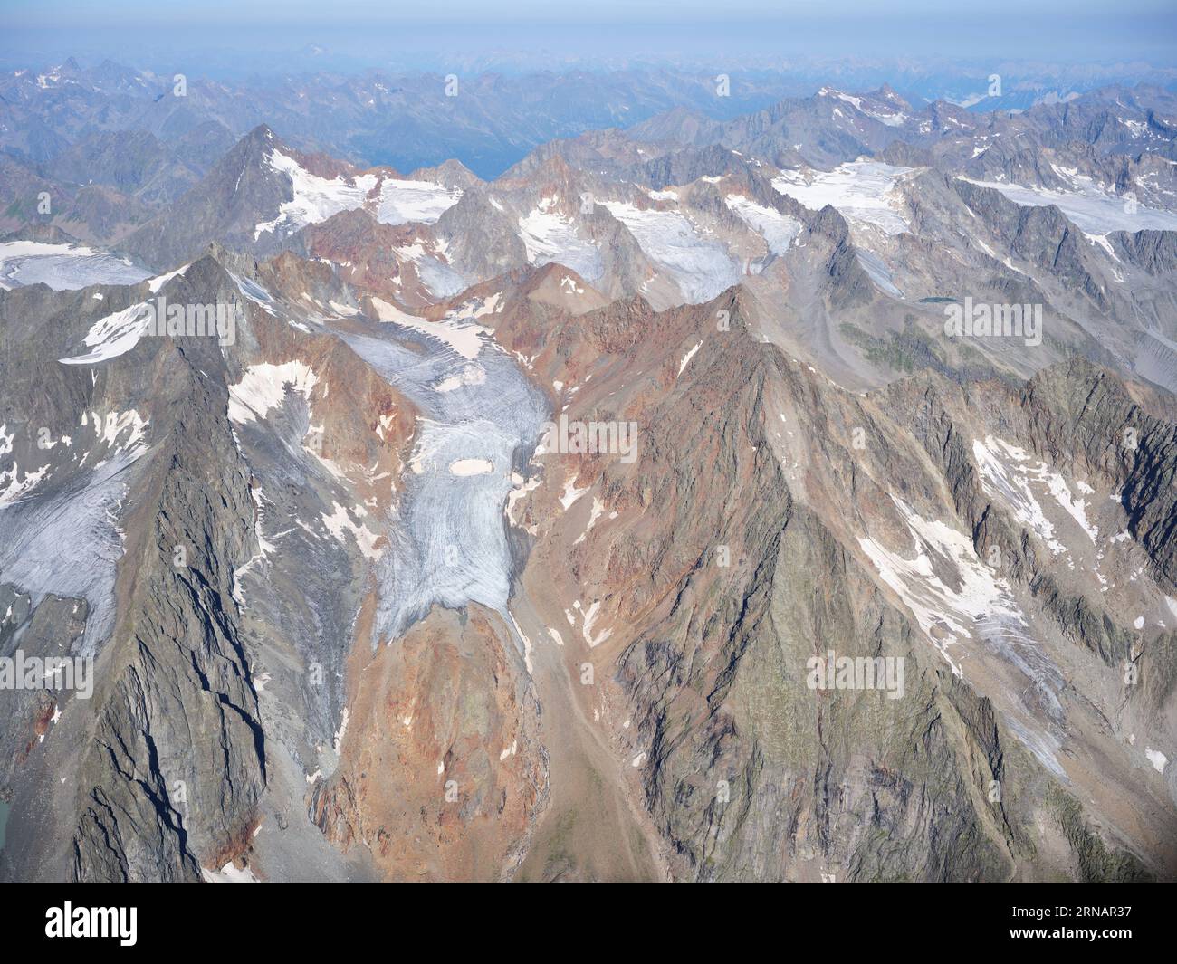 LUFTAUFNAHME. Panoramaaussicht auf die Gletscher rund um die Ruderhofspitze (Höhe: 3474 m) auf den Stubaier Alpen. Neustift im Stubaital, Tirol, Österreich. Stockfoto