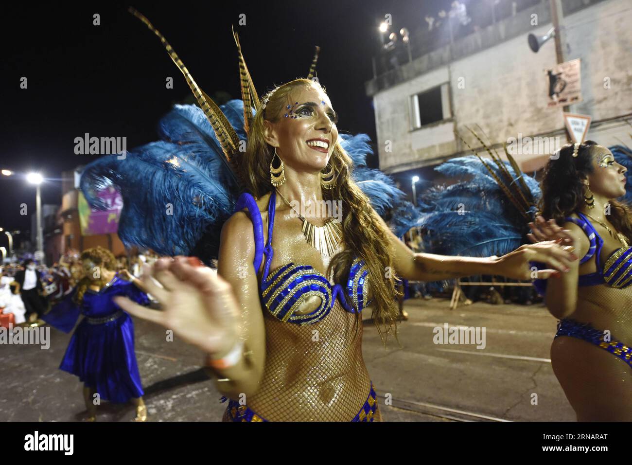 (160205) -- MONTEVIDEO, 5. Februar 2016 -- Eine Tänzerin der Gruppe La Facala nimmt an der Call Parade Teil, die im Rahmen des uruguayischen Karnevals am 4. Februar 2016 in den Straßen Carlos Gardel und Isla Flores in Montevideo, der Hauptstadt Uruguays, stattfindet. Die Top-Party der afrodescendant uruguayischen Gemeinde feierte ihr 60-jähriges Bestehen mit zwei Paraden am Donnerstag- und Freitagabend in den traditionellen südlichen und Palermo-Vierteln von Montevideo. Nicolas Celaya) (rtg) URUGUAY-MONTEVIDEO-SOCIETY-CARNIVAL e NICOLASxCELAYA PUBLICATIONxNOTxINxCHN Montevideo 5. Februar 2016 ein Tänzer der Gruppe La partici Stockfoto