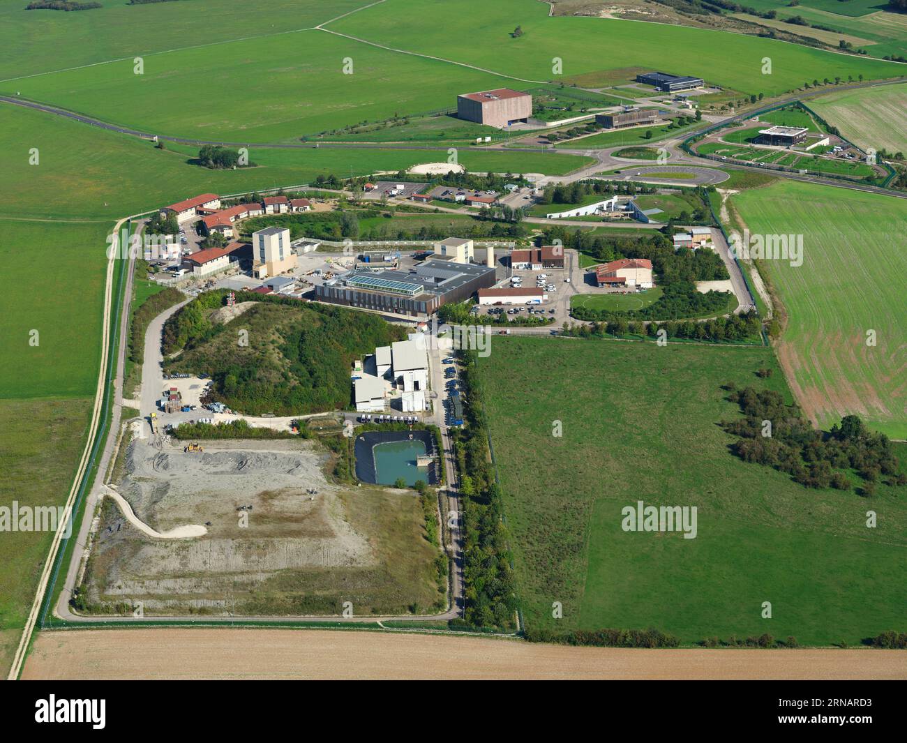 LUFTAUFNAHME. Bodennahe Infrastruktur eines unterirdischen Forschungslabors zur Untersuchung der Langzeitlagerung nuklearer Abfälle. Bure, Frankreich. Stockfoto